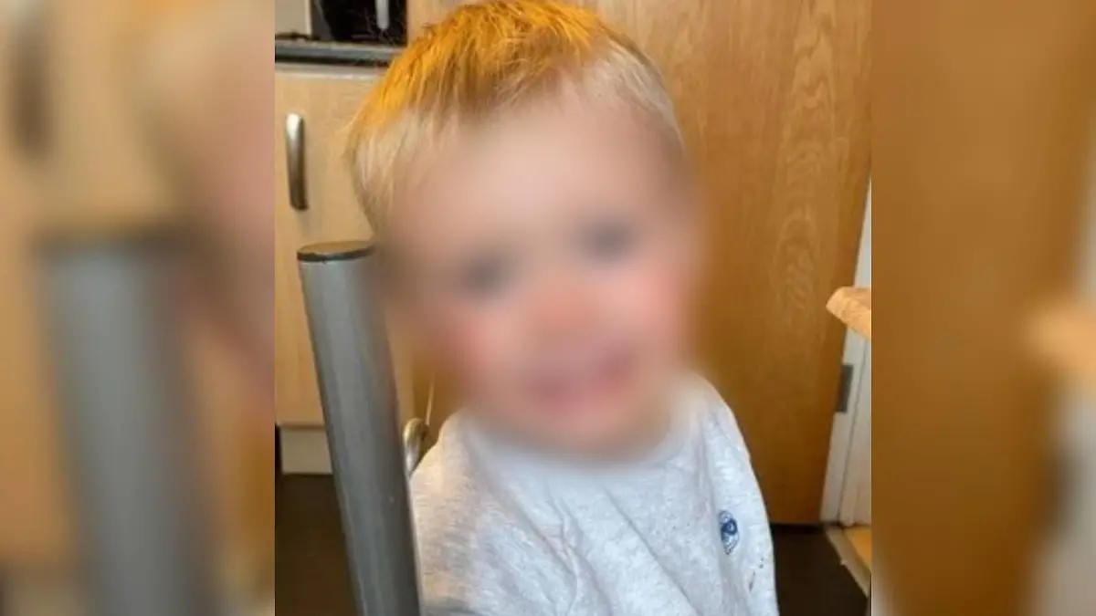 Ianto lächelt in die Kamera