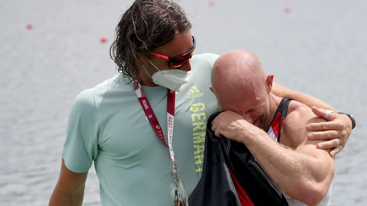 07.08.2021, Japan, Tokio: Kanu: Olympia, Kajak-Vierer, 500 m, Herren, Finale im Sea Forest Waterway. Kajak-Vierer aus Deutschland mit Ronald Rauhe (r) freut sich über Gold. Foto: Jan Woitas/dpa +++ dpa-Bildfunk +++