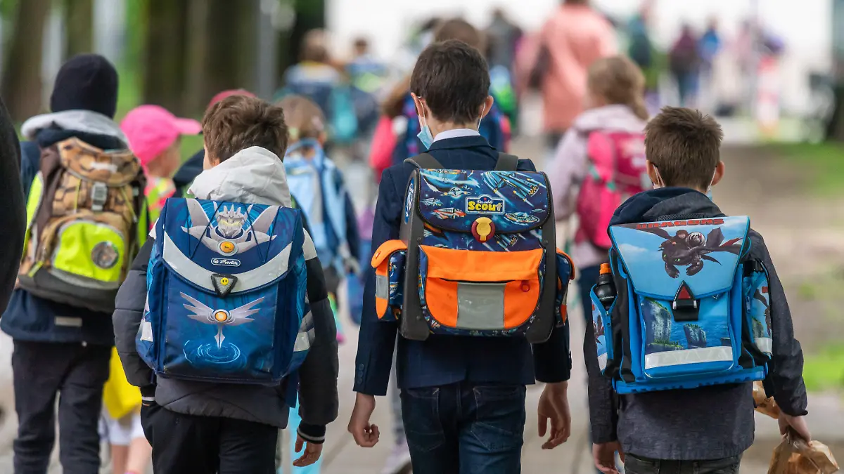 ARCHIV - 07.06.2021, Bayern, München: Schulkinder gehen in die Schule. Am Freitag beginnen in Bayern die Ferien (zu dpa "Schuljahr geht zu Ende - «Politik muss Hausaufgaben machen»".) Foto: Peter Kneffel/dpa +++ dpa-Bildfunk +++