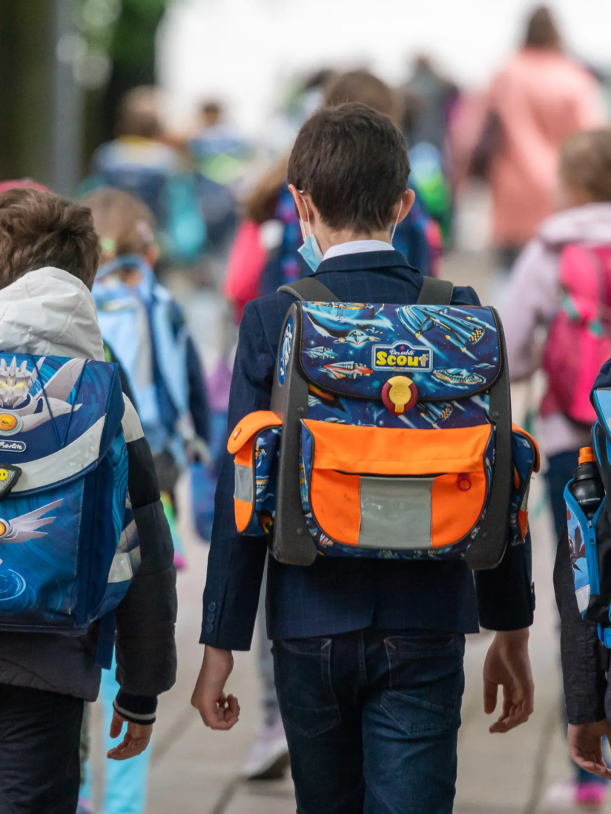 ARCHIV - 07.06.2021, Bayern, München: Schulkinder gehen in die Schule. Am Freitag beginnen in Bayern die Ferien (zu dpa "Schuljahr geht zu Ende - «Politik muss Hausaufgaben machen»".) Foto: Peter Kneffel/dpa +++ dpa-Bildfunk +++