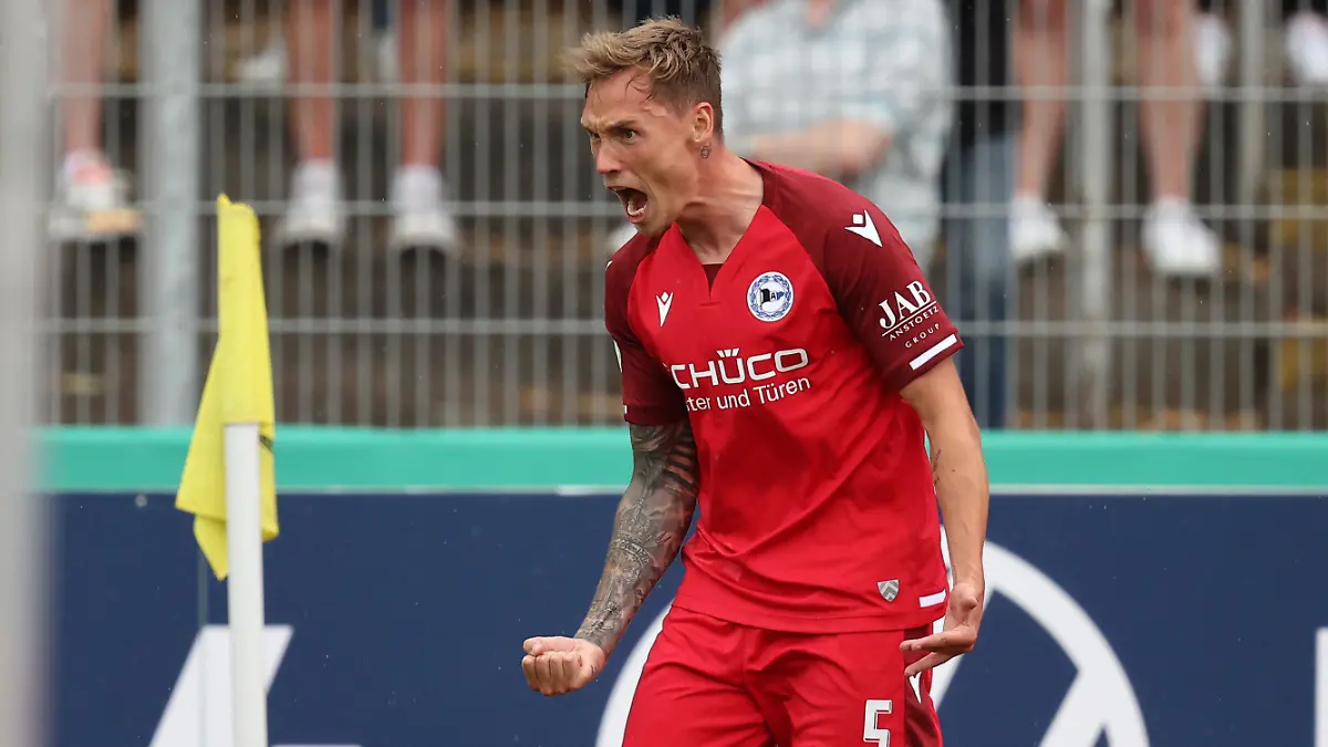 07.08.2021, Bayern, Bayreuth: Fußball: DFB-Pokal, SpVgg Bayreuth - Arminia Bielefeld, 1. Runde im Hans-Walter-Wild-Stadion. Jacob Laursen von Arminia Bielefeld jubelt über seinen Treffer zum 0:1. (Wichtiger Hinweis: Der DFB untersagt die Verwendung von Sequenzbildern im Internet und in Online-Medien während des Spiels (einschließlich Halbzeit). Sperrfrist! Der DFB erlaubt die Publikation und Weiterverwertung der Bilder auf mobilfunkfähigen Endgeräten (insbesondere MMS) und über DVB-H und DMB erst nach Spielende.) Foto: Daniel Karmann/dpa - WICHTIGER HINWEIS: Gemäß den Vorgaben der DFL Deutsche Fußball Liga bzw. des DFB Deutscher Fußball-Bund ist es untersagt, in dem Stadion und/oder vom Spiel angefertigte Fotoaufnahmen in Form von Sequenzbildern und/oder videoähnlichen Fotostrecken zu verwerten bzw. verwerten zu lassen. +++ dpa-Bildfunk +++