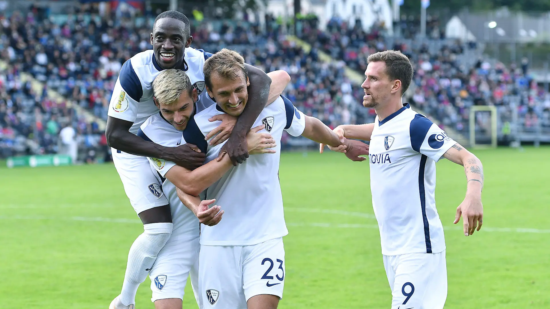 07.08.2021, Nordrhein-Westfalen, Wuppertal: Fußball: DFB-Pokal, Saison 2021/22, 1. Runde, Wuppertaler SV - VfL Bochum im Stadion am Zoo. Bochums Robert Tesche (2.v.r.) jubelt nach dem Tor zum 1:2 mit seinen Teamgefährten. WICHTIGER HINWEIS: Gemäß den Vorgaben der DFL Deutsche Fußball Liga bzw. des DFB Deutscher Fußball-Bund ist es untersagt, in dem Stadion und/oder vom Spiel angefertigte Fotoaufnahmen in Form von Sequenzbildern und/oder videoähnlichen Fotostrecken zu verwerten bzw. verwerten zu lassen. Foto: Revierfoto/dpa - WICHTIGER HINWEIS: Gemäß den Vorgaben der DFL Deutsche Fußball Liga bzw. des DFB Deutscher Fußball-Bund ist es untersagt, in dem Stadion und/oder vom Spiel angefertigte Fotoaufnahmen in Form von Sequenzbildern und/oder videoähnlichen Fotostrecken zu verwerten bzw. verwerten zu lassen. +++ dpa-Bildfunk +++