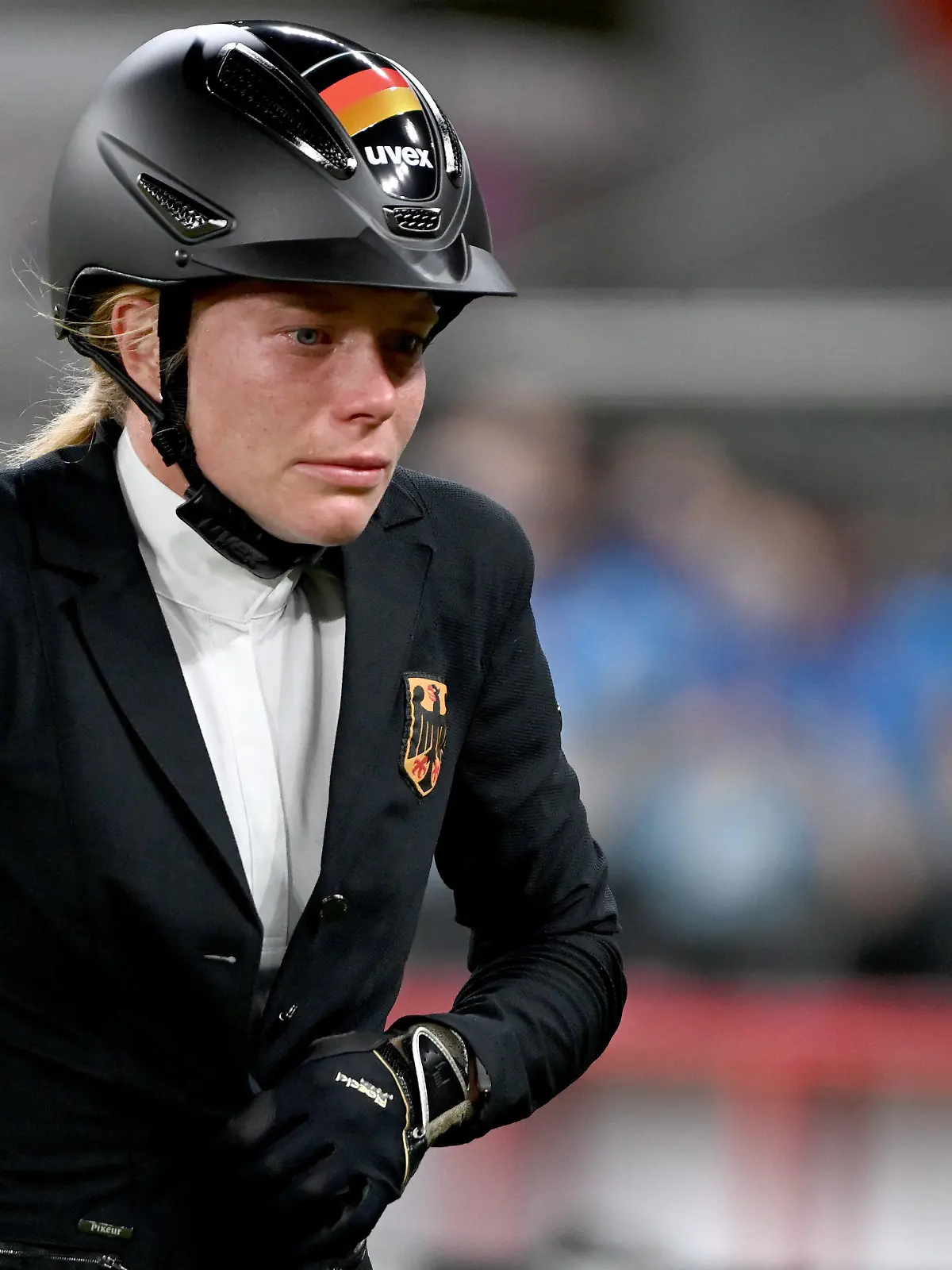 06.08.2021, Japan, Tokio: Moderner Fünfkampf: Olympia, Einzel, Frauen, Springreiten im Tokyo Stadium. Annika Schleu aus Deutschland reagiert. Foto: Marijan Murat/dpa +++ dpa-Bildfunk +++