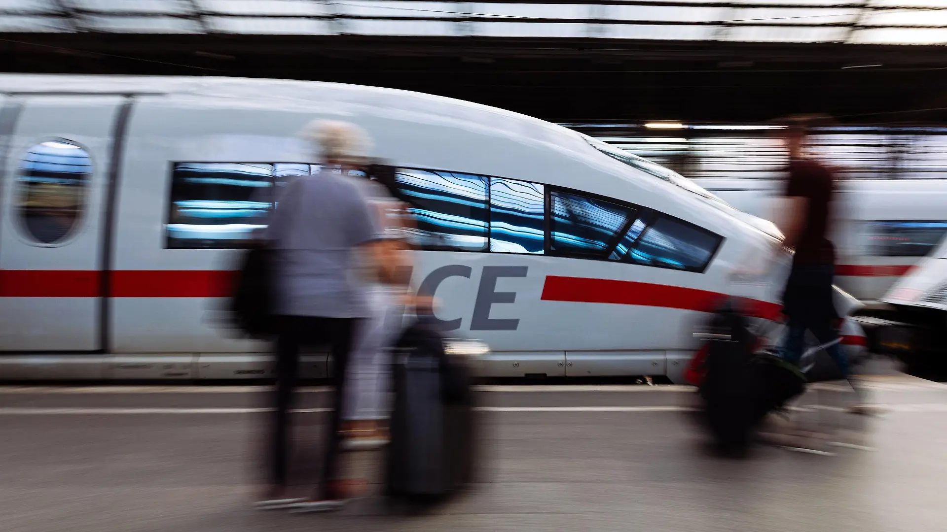 Ein ICE hält Einfahrt im Kölner Hauptbahnhof. Köln, 30.07.2017 Foto:xC.xHardtx/xFuturexImage