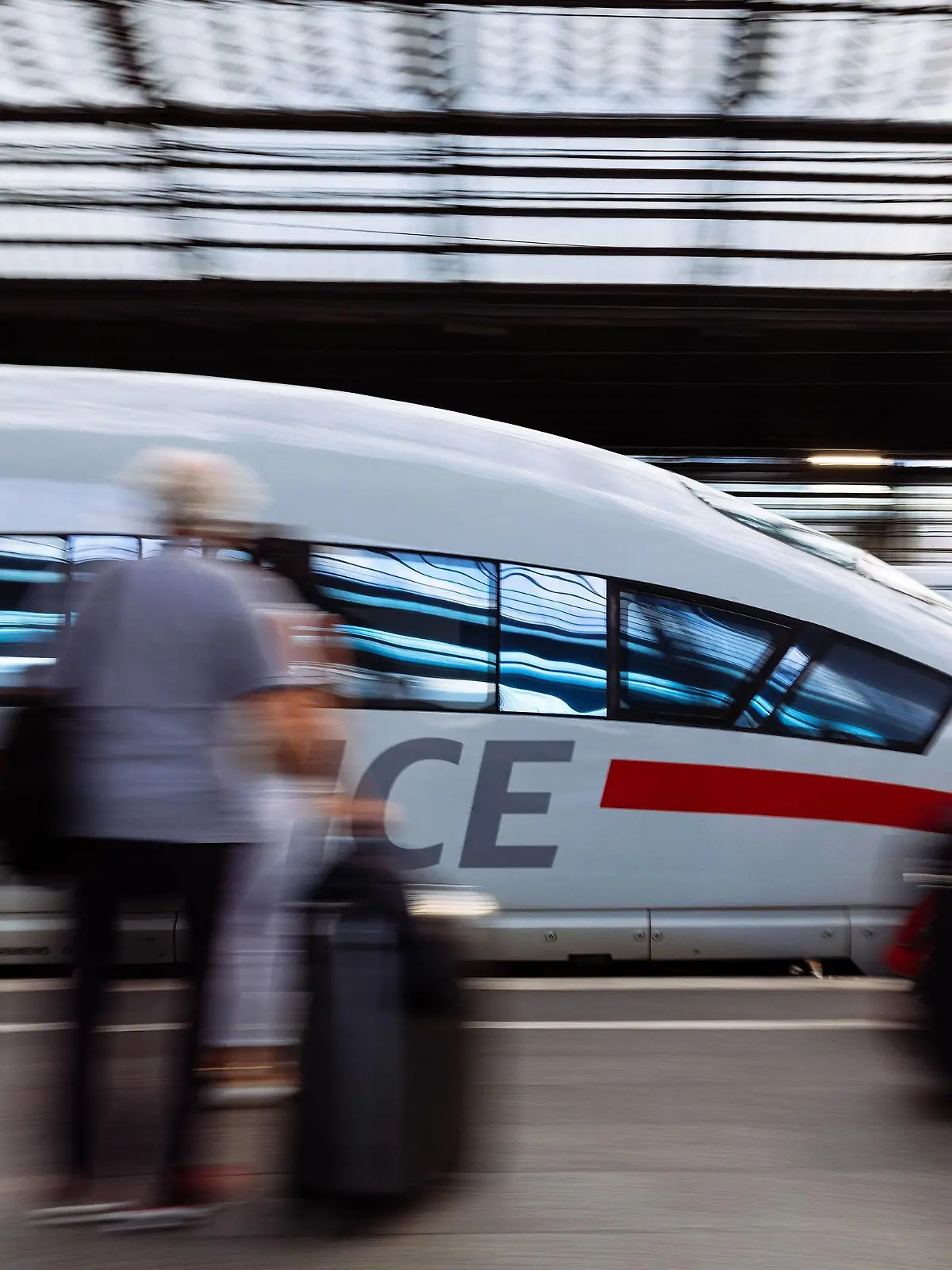 Ein ICE hält Einfahrt im Kölner Hauptbahnhof. Köln, 30.07.2017 Foto:xC.xHardtx/xFuturexImage  