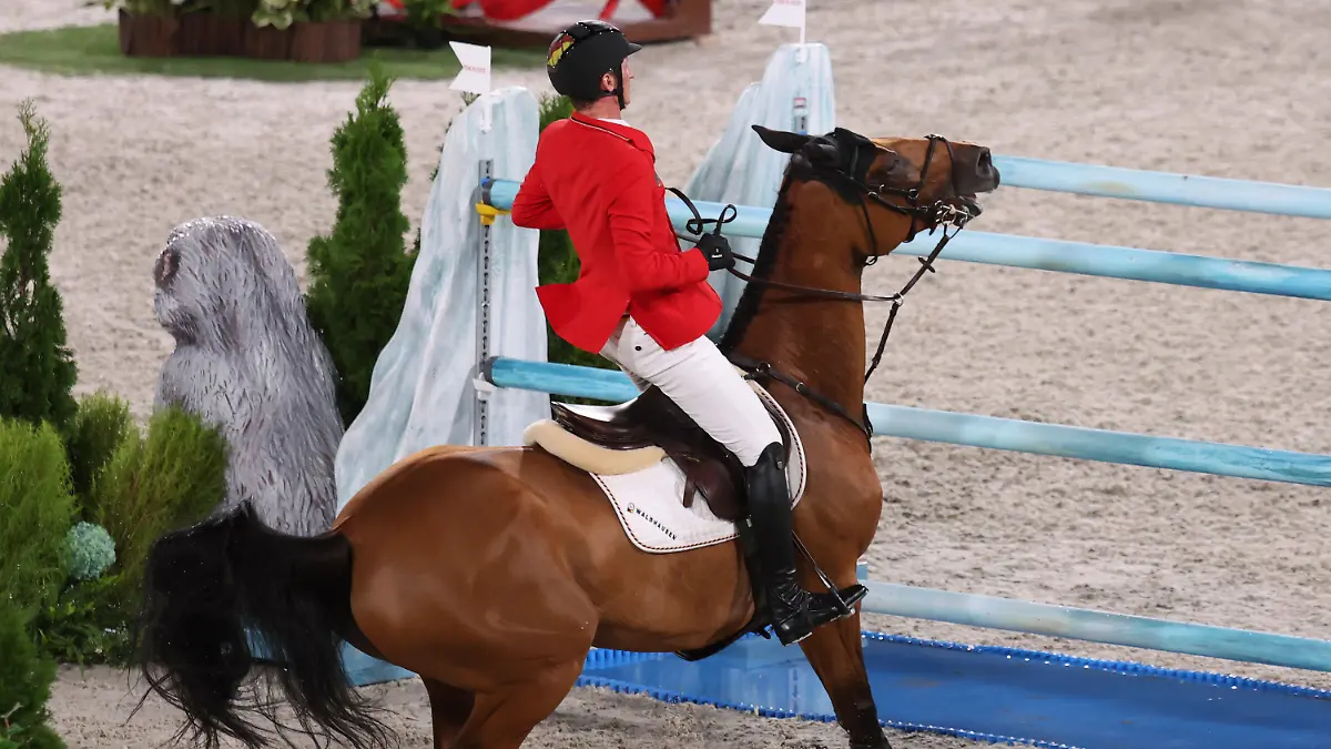 07.08.2021, Japan, Tokio: Pferdesport/Springen: Olympia, Mannschaft, Finale im Equestrian Park. Daniel Deußer aus Deutschland stoppt mit Killer Queen vor einem Hindernis. Foto: Friso Gentsch/dpa +++ dpa-Bildfunk +++