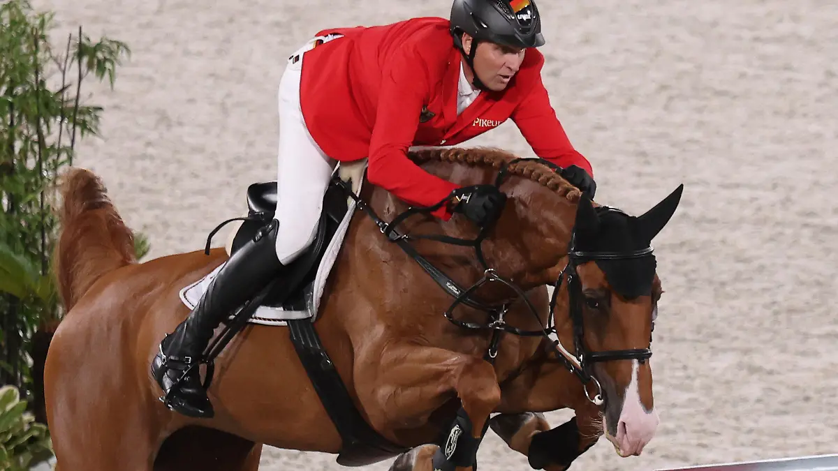 07.08.2021, Japan, Tokio: Pferdesport/Springen: Olympia, Mannschaft, Finale im Equestrian Park. Andre Thieme aus Deutschland reitet auf Chakaria. Foto: Friso Gentsch/dpa +++ dpa-Bildfunk +++