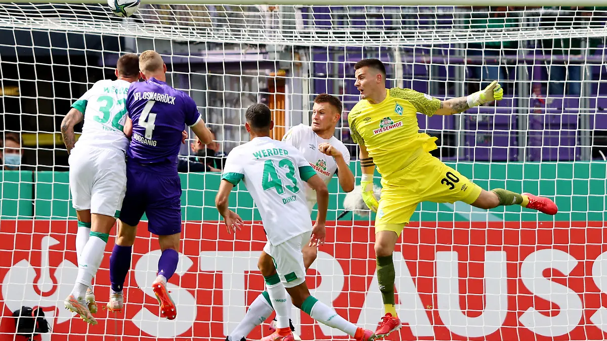 OSNABRUECK, GERMANY - AUGUST 07: Lukas Gugganig of Osnabrueck (2nd L) misses the firstn goal during the DFB Cup first round match between VfL Osnabrück and Werder Bremen at  on August 07, 2021 in Osnabrueck, Germany. (Photo by Christof Koepsel/Getty Images)