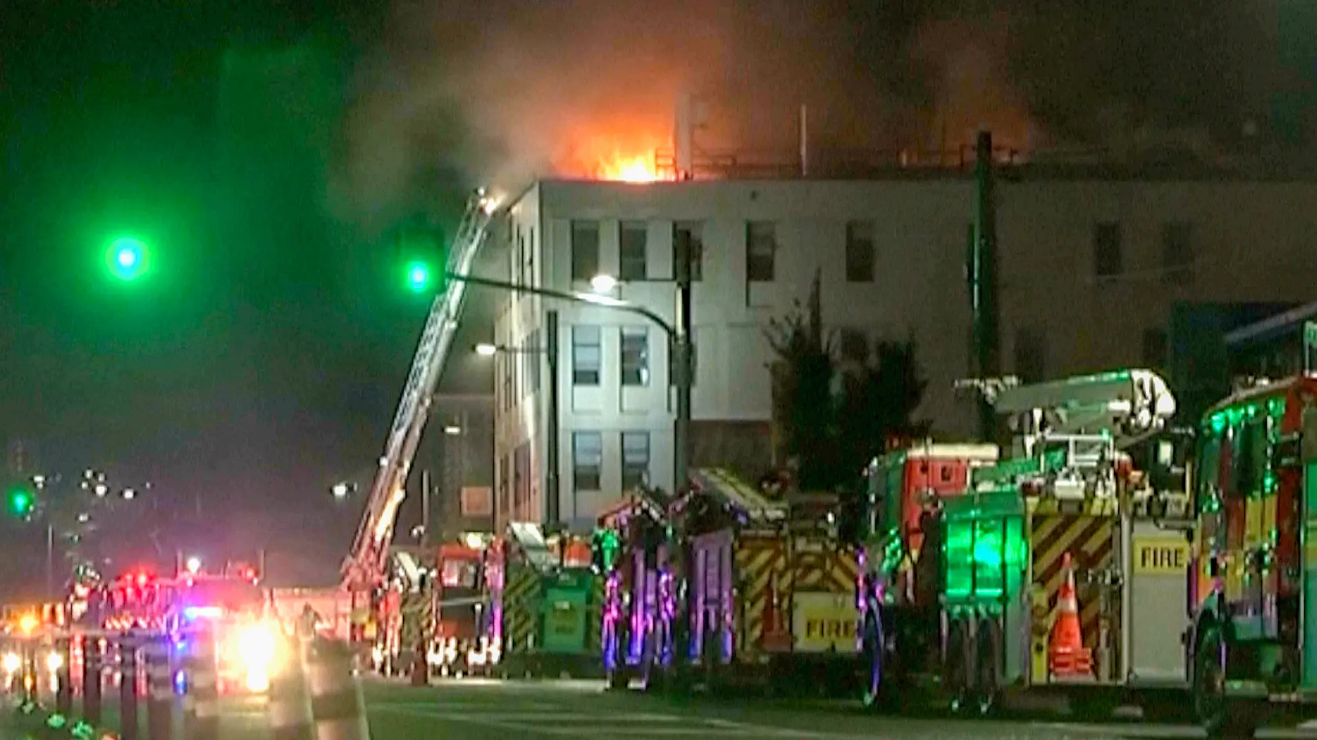 16.05.2023, Neuseeland, Wellington: Auf diesem Videostandbild sind Einsatzkräfte der Feuerwehr bei einem Brand an einem Hostel im Einsatz. Bei einem Brand in einem Hostel in Neuseelands Hauptstadt Wellington sind Medienberichten zufolge mindestens sechs Menschen ums Leben gekommen. Bis zu 30 weitere würden noch vermisst, meldete die Zeitung «The New Zealand Herald» in der Nacht zum Dienstag (Ortszeit) auf ihrer Internetseite. (zu dpa «Berichte: Mindestens sechs Tote bei Brand in Hostel in Neuseeland») Foto: NewsHub/NewsHub/AP/dpa - ACHTUNG: Nur zur redaktionellen Verwendung bis zum 30.05.2023 im Zusammenhang mit der aktuellen Berichterstattung und nur mit vollständiger Nennung des vorstehenden Credits +++ dpa-Bildfunk +++
