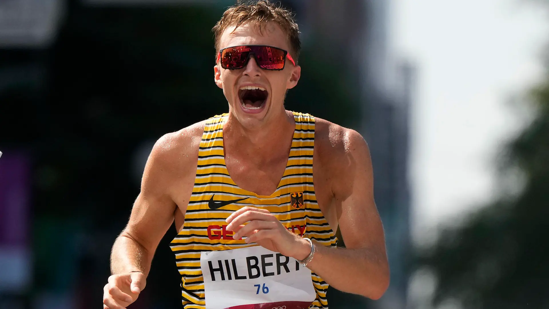 06.08.2021, Japan, Sapporo: Leichtathletik: Olympia, 50 km Gehen, Männer. Jonathan Hilbert aus Deutschland  kommt als Zweiter ins Ziel und jubelt über Silber. Foto: Shuji Kajiyama/AP/dpa +++ dpa-Bildfunk +++