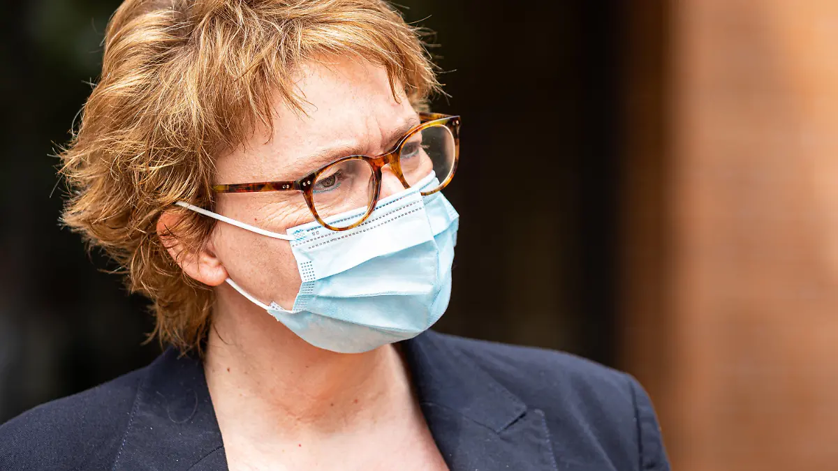 ARCHIV - 11.07.2021, Niedersachsen, Hannover: Daniela Behrens (SPD), Ministerin für Soziales, Gesundheit und Gleichstellung in Niedersachsen, kommt, eine Mund-Nasen-Maske tragend, zur Haushaltsklausur der niedersächsischen Landesregierung. (zu dpa «Bericht: Landesregierung prüft neue Strategien in der Corona-Politik») Foto: Moritz Frankenberg/dpa +++ dpa-Bildfunk +++