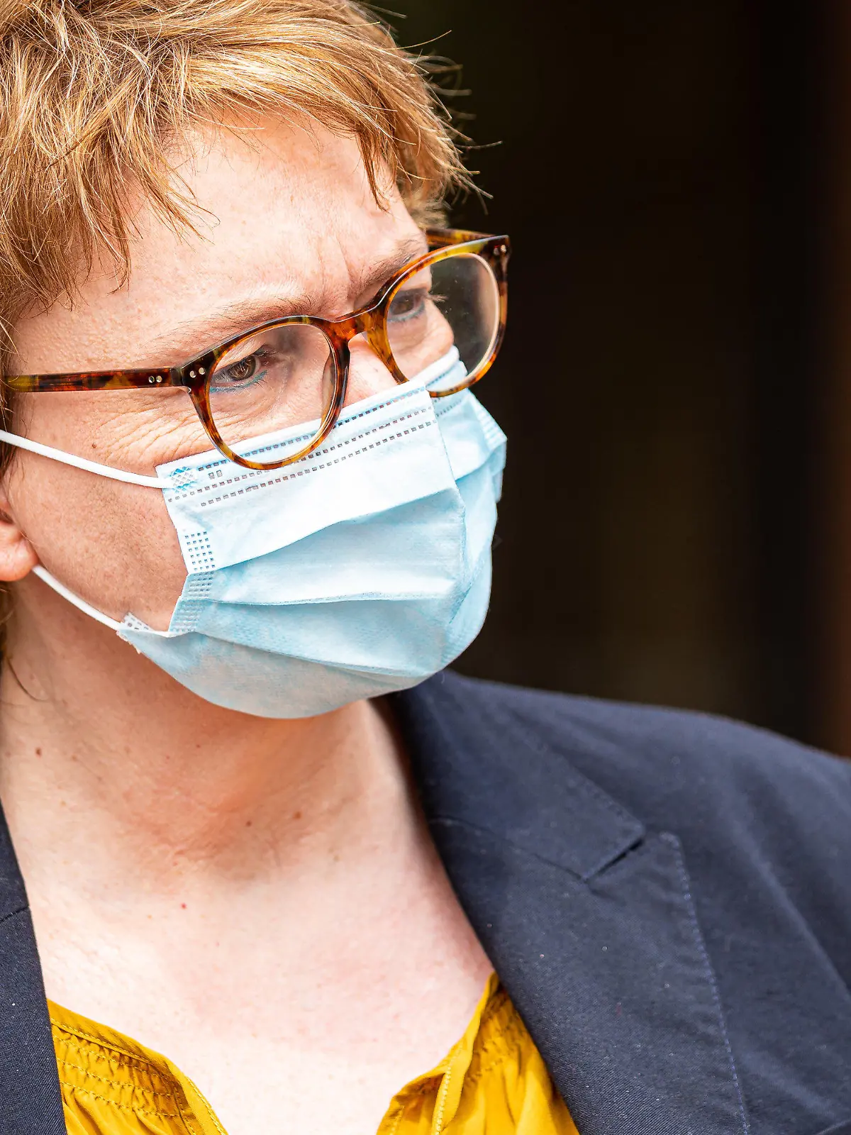 ARCHIV - 11.07.2021, Niedersachsen, Hannover: Daniela Behrens (SPD), Ministerin für Soziales, Gesundheit und Gleichstellung in Niedersachsen, kommt, eine Mund-Nasen-Maske tragend, zur Haushaltsklausur der niedersächsischen Landesregierung. (zu dpa «Bericht: Landesregierung prüft neue Strategien in der Corona-Politik») Foto: Moritz Frankenberg/dpa +++ dpa-Bildfunk +++