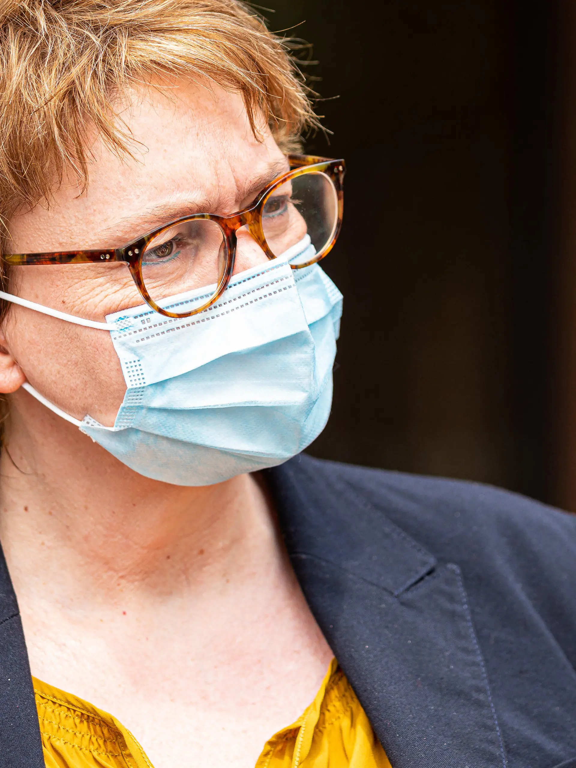 ARCHIV - 11.07.2021, Niedersachsen, Hannover: Daniela Behrens (SPD), Ministerin für Soziales, Gesundheit und Gleichstellung in Niedersachsen, kommt, eine Mund-Nasen-Maske tragend, zur Haushaltsklausur der niedersächsischen Landesregierung. (zu dpa «Bericht: Landesregierung prüft neue Strategien in der Corona-Politik») Foto: Moritz Frankenberg/dpa +++ dpa-Bildfunk +++