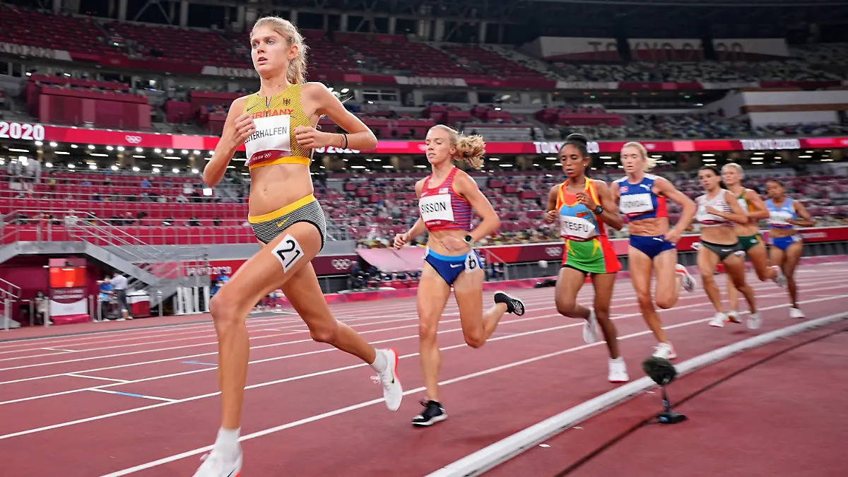 07.08.2021, Japan, Tokio: Leichtathletik: Olympia, 10 000 Meter, Frauen, im Olympiastadion. Konstanze Klosterhalfen (l) aus Deutschland in Aktion vor Emily Sisson (2.v.l.) aus den USA . Foto: Michael Kappeler/dpa +++ dpa-Bildfunk +++
