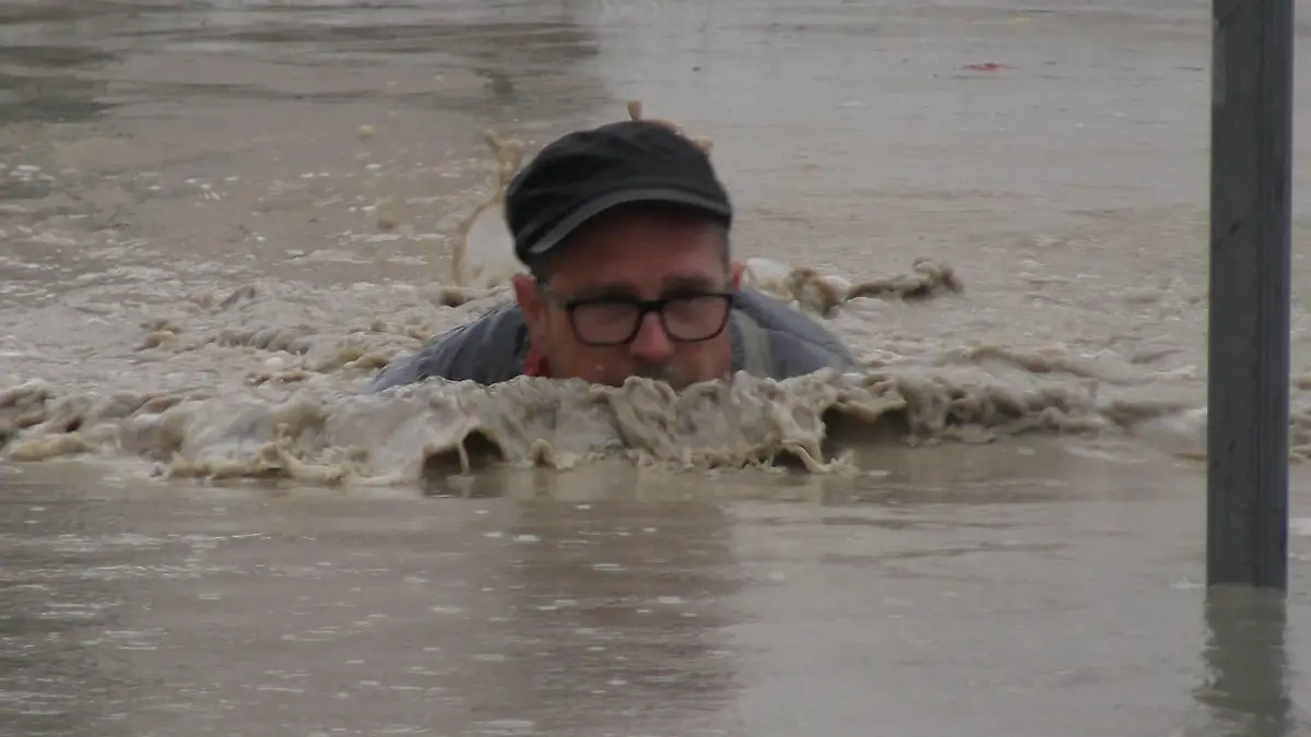 Katastrophale Szenen am Dienstagnachmittag in der Stadt Cesena. Der Fluss Savio ist nach extremen Regenfällen über die Ufer getreten. Unzählige Straßenzüge am Fluss stehen in der Stadt unter Wasser. Menschen müssen bis ins 2. Obergeschoss flüchten und sind von den Wassermassen eingeschlossen. Rettungshubschrauber suchen nach eingeschlossenen Menschen. Die italienische Wasserrettung ist im Einsatz und schaut in Fahrzeuge, ob Menschen darin zu finden sind. Spezialfahrzeuge der Wasserrettung kämpfen sich durch die Fluten. Besonders dramatisch Ð Menschen schwimmen um ihr Leben. Eine Familie kämpft sich mit ihren Kindern aus den Fluten live on tape. Derweil droht eine große Brücke in der Stadt zusammen zu brechen. Bagger entfernen Treibgut. De