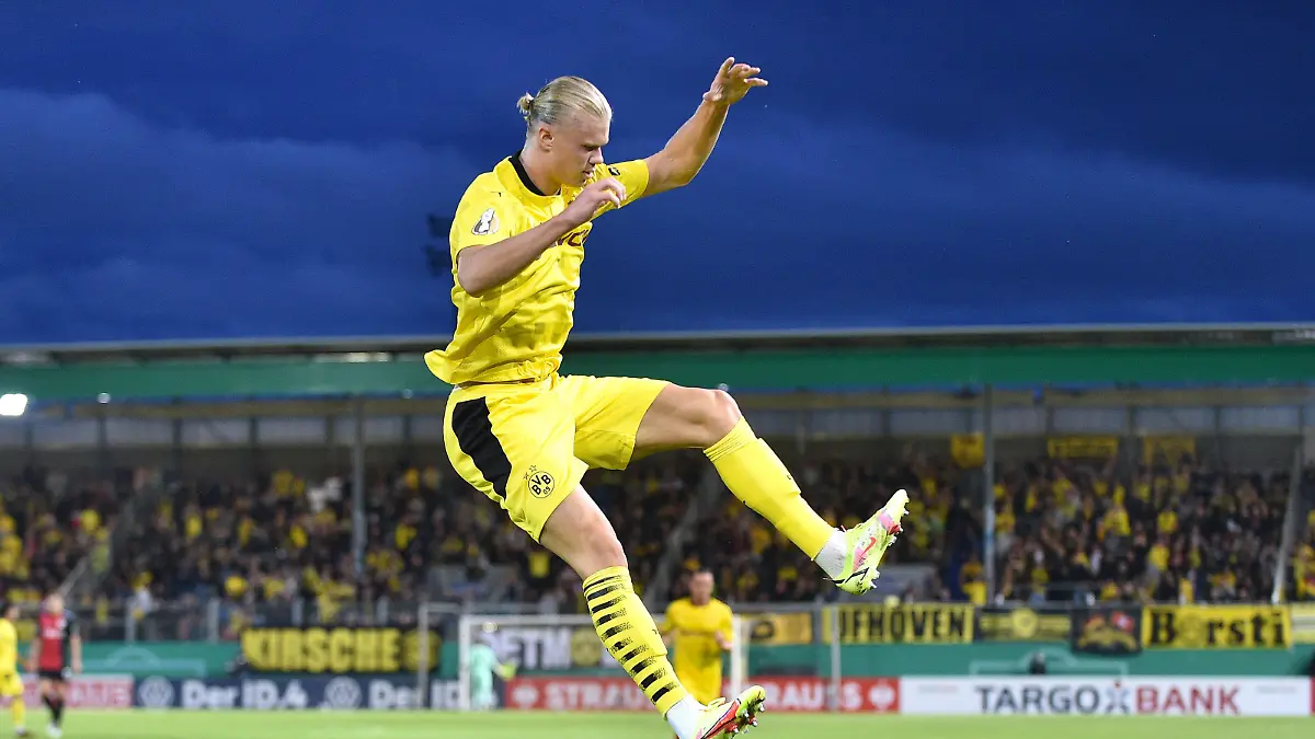 Fußball DFB-Pokal 1. Runde SV Wehen Wiesbaden - Borussia Dortmund am 07.08.2021 in der BRITA-Arena in Wiesbaden Torjubel / Jubel zum 0:1 durch Erling Haaland Dortmund DFB regulations prohibit any use of photographs as image sequences and/or quasi-video. *** Football DFB Pokal 1 Runde SV Wehen Wiesbaden Borussia Dortmund am 07 08 2021 in der BRITA Arena in Wiesbaden Torjubel Jubel zum 0 1 durch Erling Haaland Dortmund DFB regulations prohibit any use of photographs as image sequences and or quasi video xHDx