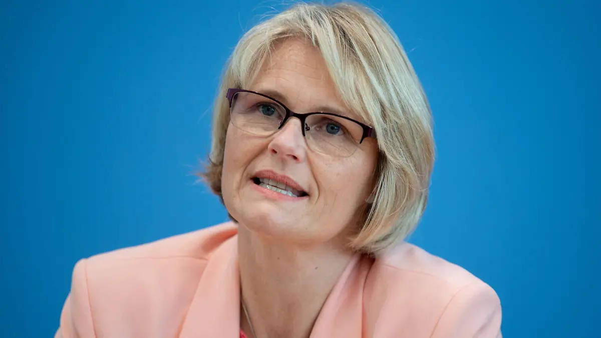 ARCHIV - 15.06.2021, Berlin: Anja Karliczek (CDU), Bundesministerin für Bildung und Forschung, gibt eine Pressekonferenz zu den ersten Erkenntnissen der Expedition Mosaic. Karliczek schließt ein Ende des innerdeutschen Flugverkehrs nicht aus, um die Klimaschutzziele zu erreichen. (zu dpa «Ministerin Karliczek hält Ende der innerdeutschen Flüge für möglich») Foto: Felix Schröder/dpa +++ dpa-Bildfunk +++