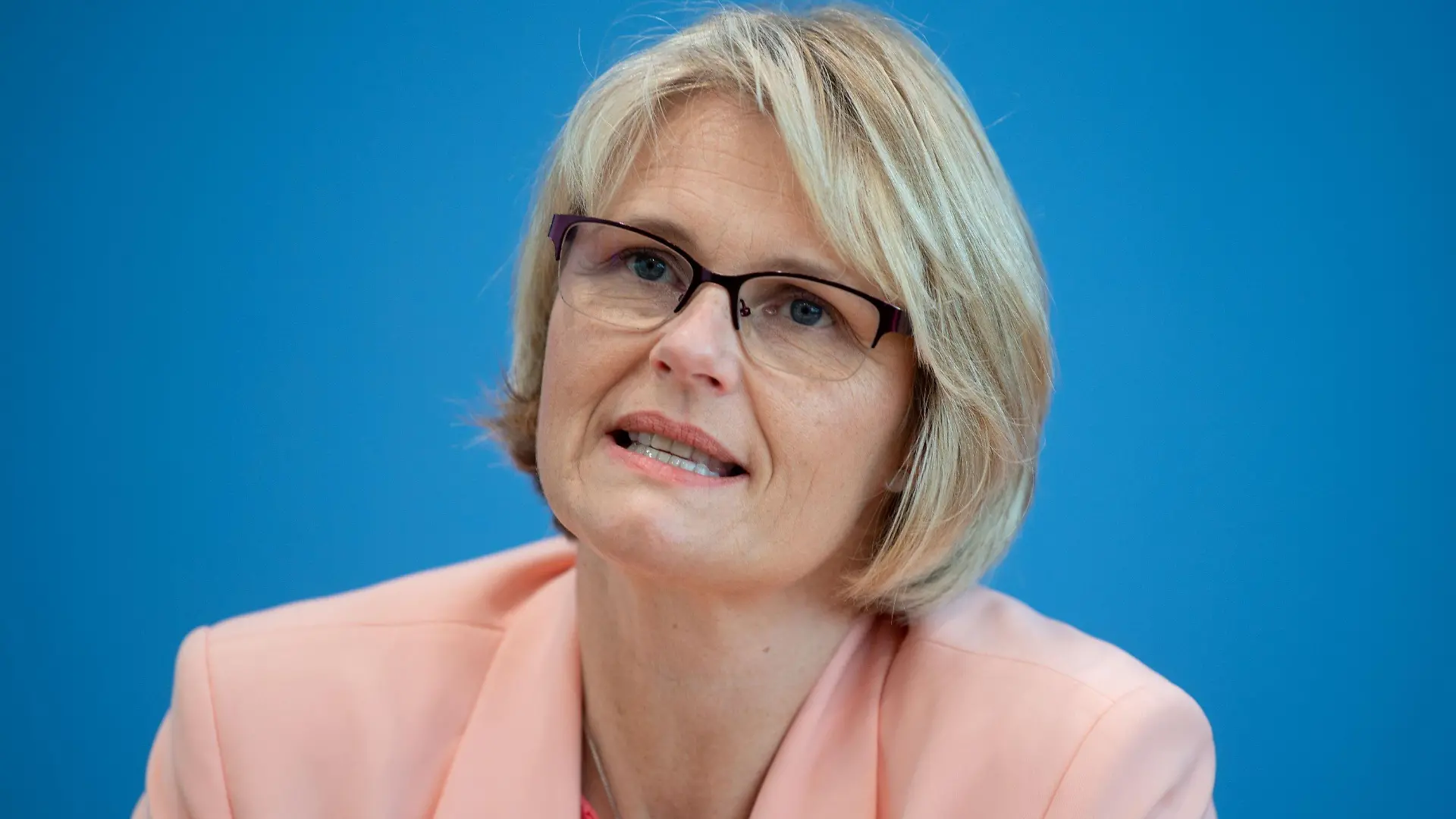 ARCHIV - 15.06.2021, Berlin: Anja Karliczek (CDU), Bundesministerin für Bildung und Forschung, gibt eine Pressekonferenz zu den ersten Erkenntnissen der Expedition Mosaic. Karliczek schließt ein Ende des innerdeutschen Flugverkehrs nicht aus, um die Klimaschutzziele zu erreichen. (zu dpa «Ministerin Karliczek hält Ende der innerdeutschen Flüge für möglich») Foto: Felix Schröder/dpa +++ dpa-Bildfunk +++