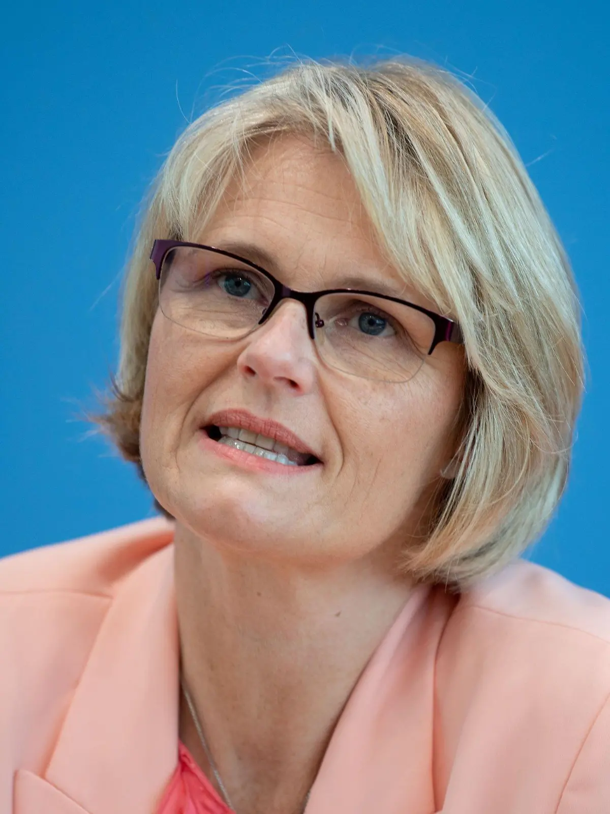ARCHIV - 15.06.2021, Berlin: Anja Karliczek (CDU), Bundesministerin für Bildung und Forschung, gibt eine Pressekonferenz zu den ersten Erkenntnissen der Expedition Mosaic. Karliczek schließt ein Ende des innerdeutschen Flugverkehrs nicht aus, um die Klimaschutzziele zu erreichen. (zu dpa «Ministerin Karliczek hält Ende der innerdeutschen Flüge für möglich») Foto: Felix Schröder/dpa +++ dpa-Bildfunk +++