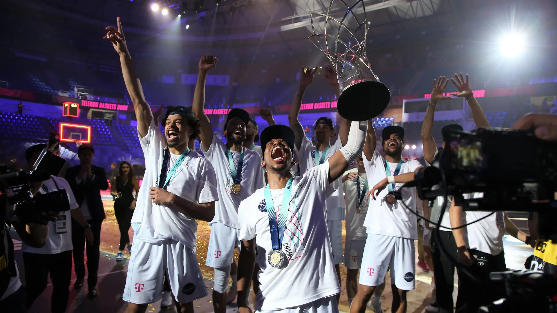 14.05.2023, Spanien, Malaga: Basketball: Champions League, Finalrunde, Final Four, Finale, Hapoel Jerusalem - Telekom Baskets Bonn. Die Bonner Spieler TJ Shorts II, Collin Malcolm, Deane Williams, Michael Kessens und Javontae Hawkins beim Feiern. Foto: Matthias Stickel/dpa +++ dpa-Bildfunk +++