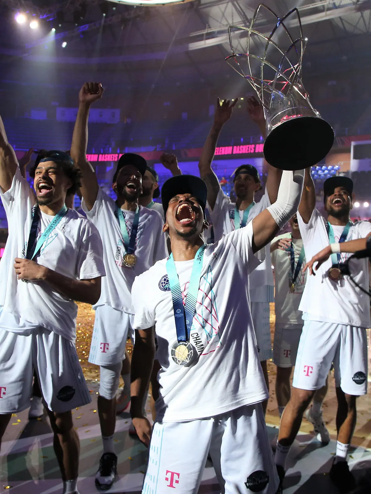 14.05.2023, Spanien, Malaga: Basketball: Champions League, Finalrunde, Final Four, Finale, Hapoel Jerusalem - Telekom Baskets Bonn. Die Bonner Spieler TJ Shorts II, Collin Malcolm, Deane Williams, Michael Kessens und Javontae Hawkins beim Feiern. Foto: Matthias Stickel/dpa +++ dpa-Bildfunk +++