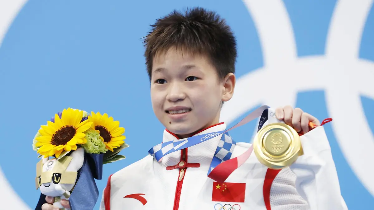 Tokyo Olympics: Diving Quan Hongchan of China poses with her gold medal for the women s 10-meter platform diving at the Tokyo Olympics on Aug. 5, 2021, at Tokyo Aquatics Centre. PUBLICATIONxINxGERxSUIxAUTxHUNxONLY A14AA0000756564P