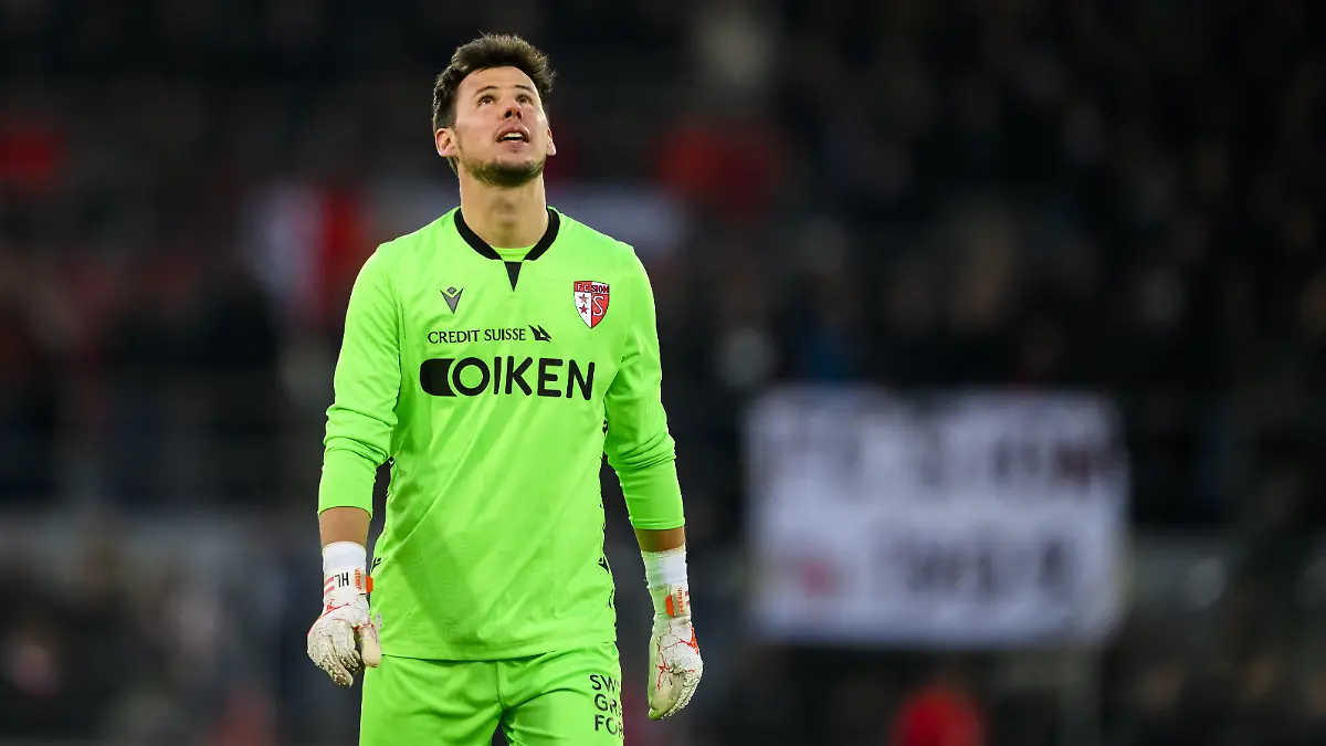 Le gardien valaisan Heinz Lindner lors de la rencontre du championnat de football de Super League entre le FC Sion et le FC Lugano le dimanche 5 mars 2023 au stade de Tourbillon a Sion. (KEYSTONE/Jean-Christophe Bott)