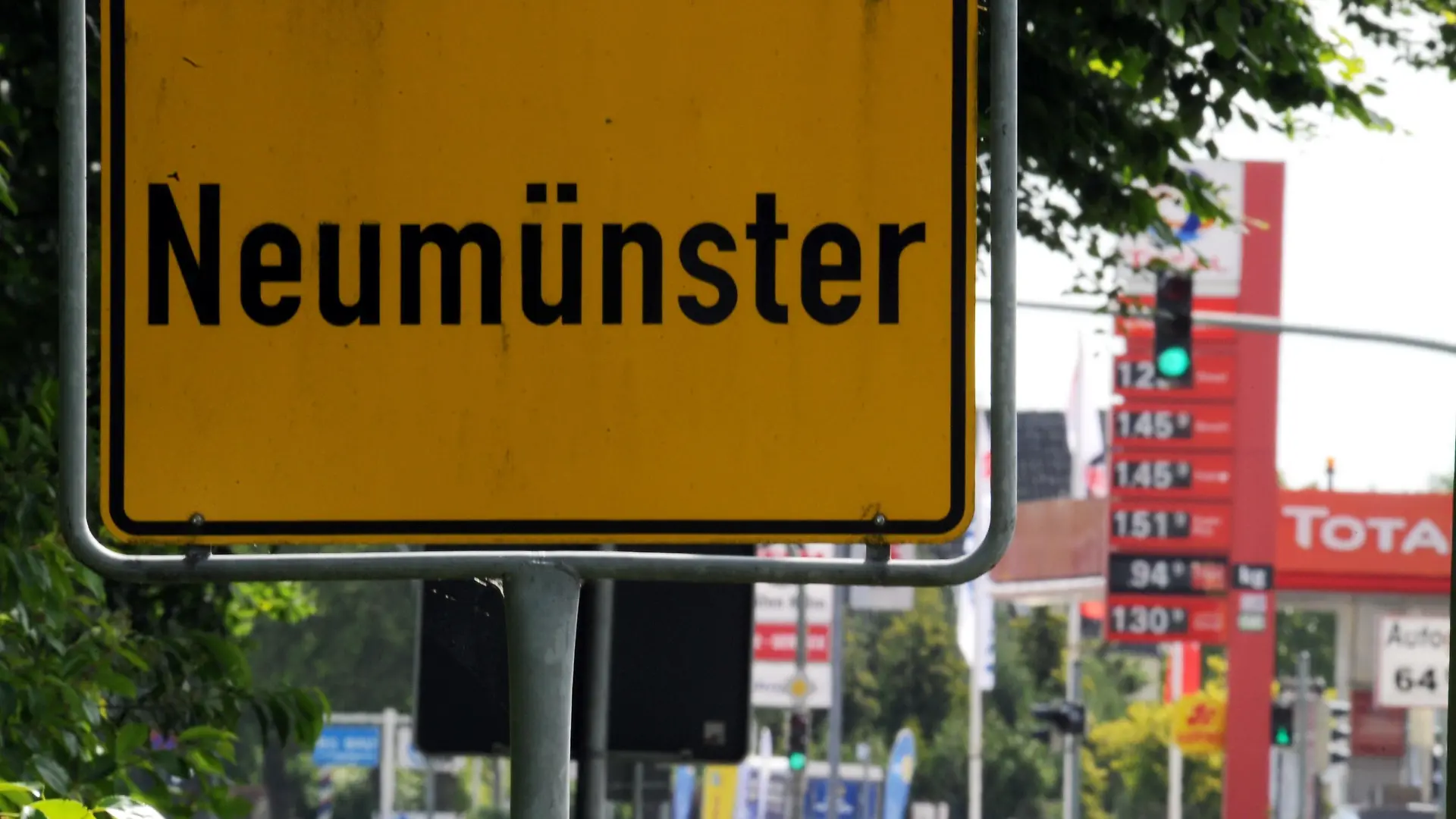 Kurz hinter dem Ortschild ist am Mittwoch (23.06.2010) im schleswig-holsteinischen Neumünster eine Tankstelle zu sehen. Nach einer Untersuchung des Automobilclubs ADAC ist in Neumünster der Sprit am günstigsten, in Trier ist dagegen die Tankfüllung bundesweit am teuersten. Foto: Carsten Rehder dpa/lno +++(c) dpa - Bildfunk+++