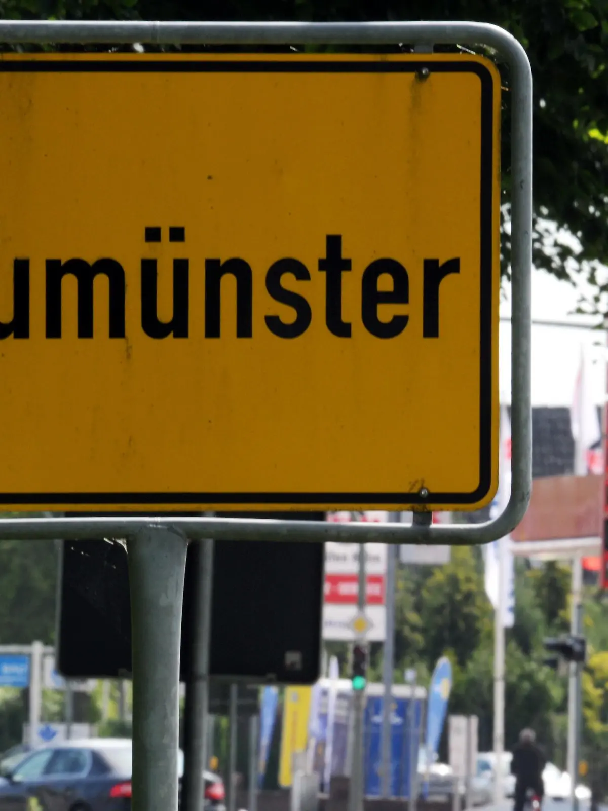 Kurz hinter dem Ortschild ist am Mittwoch (23.06.2010) im schleswig-holsteinischen Neumünster eine Tankstelle zu sehen. Nach einer Untersuchung des Automobilclubs ADAC ist in Neumünster der Sprit am günstigsten, in Trier ist dagegen die Tankfüllung bundesweit am teuersten. Foto: Carsten Rehder dpa/lno  +++(c) dpa - Bildfunk+++