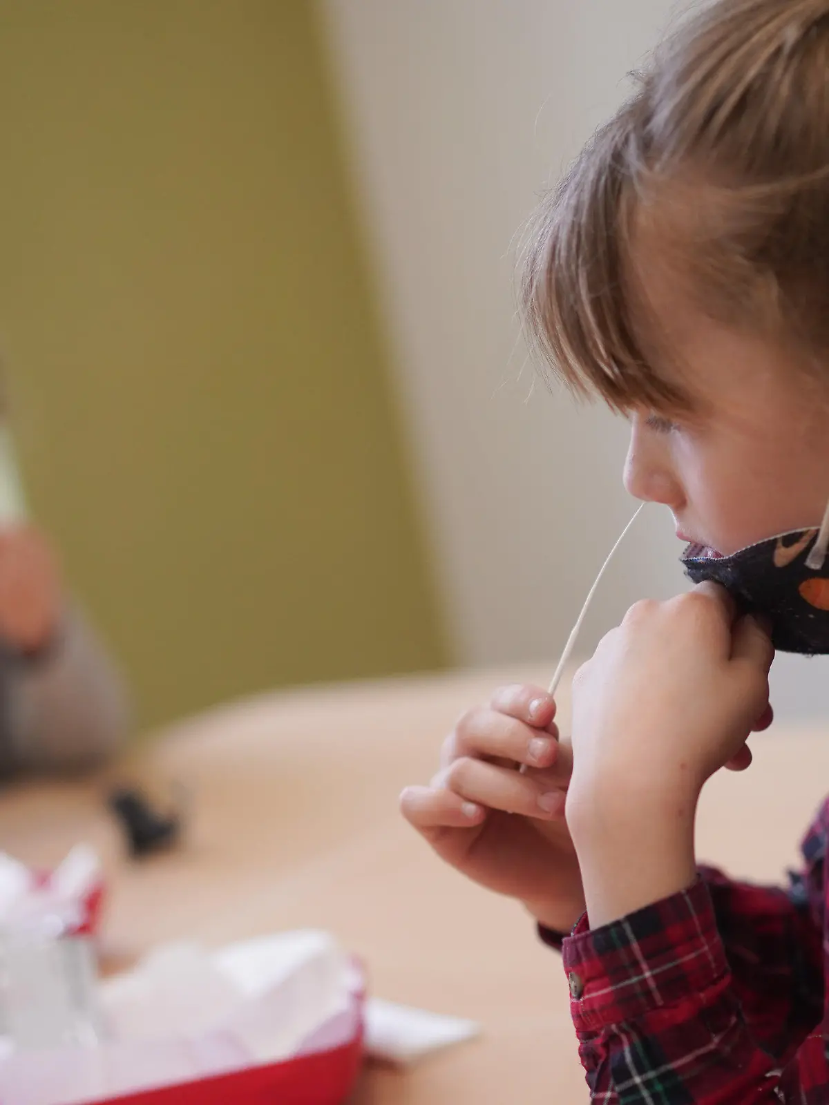 dpatopbilder - 19.04.2021, Berlin: Die Schülerinnen Zeynep (l) und Neele von der Fritz-Karsen-Gemeinschaftsschule führen vor Unterrichtsbeginn einen Corona-Selbsttest durch. Die Berliner Kinder müssen ab heute in den Schulen auf das Coronavirus getestet werden. Foto: Jörg Carstensen/dpa +++ dpa-Bildfunk +++