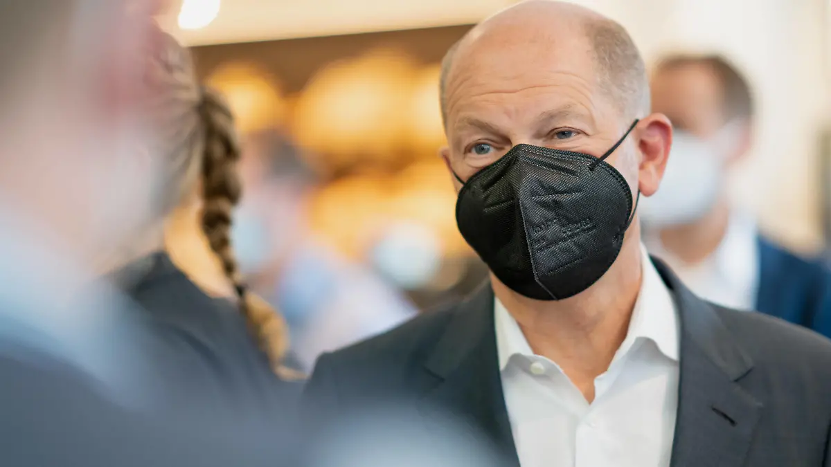 Wahlkampfveranstaltung der SPD zur Bundestagswahl 2021 - Olaf Scholz auf Wahlkampftour durch Hamburg - Olaf Scholz unternimmt einen Rundgang unter dem Motto Auf in den Wahlkampf entlang der Osterstraße im Hamburger Stadtteil Eimsbüttel und diskutiert mit ansässigen Einzelhändlern zu aktuellen Themen - Olaf Scholz besucht den Supermarkt EDEKA Niemerszein in der Osterstraße und unterhält sich mit der MarktleitungWahlkampfveranstaltung der SPD zur Bundestagswahl 2021 - Olaf Scholz auf Wahlkampftour durch Hamburg - Olaf Scholz unternimmt einen Rundgang unter dem Motto Auf in den Wahlkampf entlang der Osterstraße im Hamburger Stadtteil Eimsbüttel und diskutiert mi, Hamburg Hamburg Deutschland Eimsbüttel *** Election campaign event of t 
