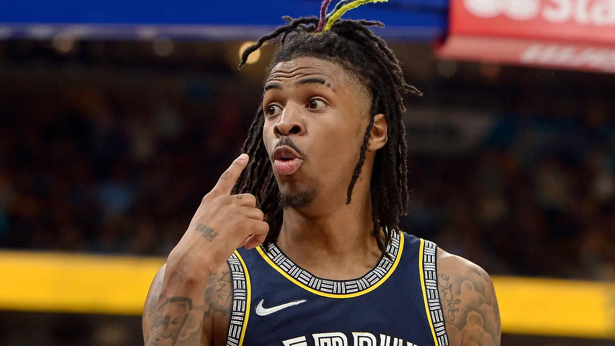 ARCHIV - 03.05.2022, USA, Memphis: Basketball: NBA, Play-off-Runde, Western Conference, Halbfinale, 2. Spieltag, Memphis Grizzlies - Golden State Warriors. Ja Morant (12) von Memphis reagiert nach einem Treffer. (zu dpa: «NBA-Profi Morant nach neuem Video erneut suspendiert») Foto: Brandon Dill/AP/dpa +++ dpa-Bildfunk +++