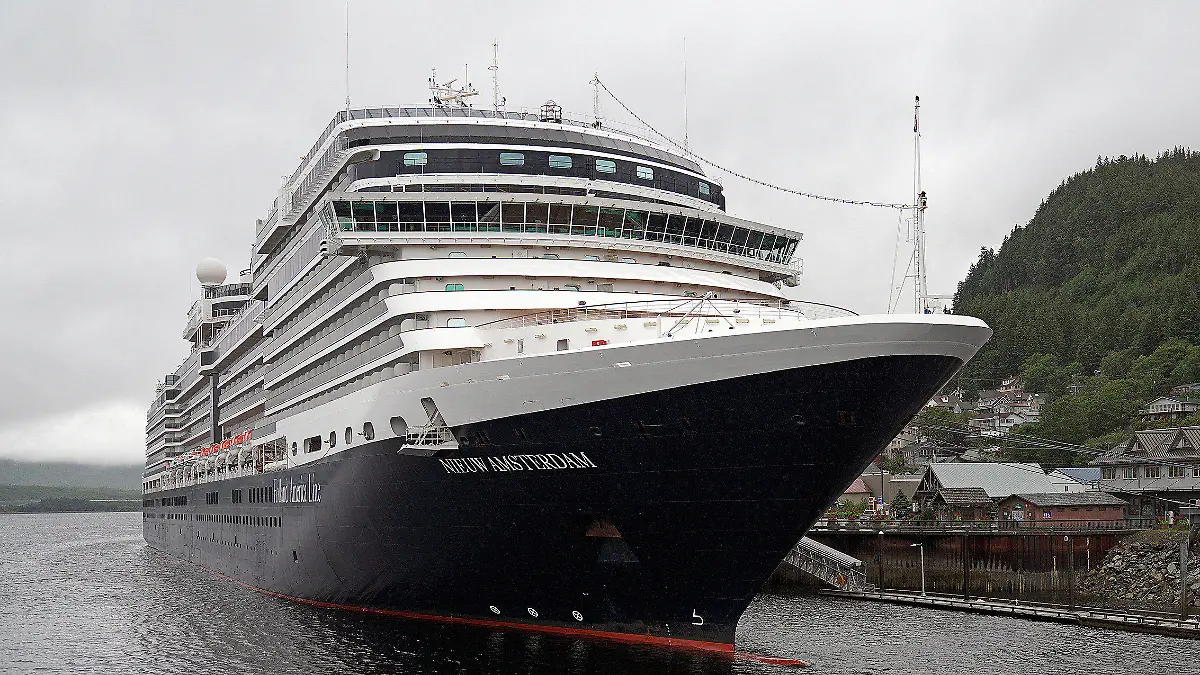 05.08.2021, USA, Ketchikan: Das Kreuzfahrtschiff «Nieuw Amsterdam» der Reederei Holland America liegt am Liegeplatz 4 vor Anker. (zu dpa «Kreuzfahrtpassagiere sterben bei Rundflug: Sechs Tote in Alaska») Foto: Dustin Safranek/Ketchikan Daily News/AP /dpa +++ dpa-Bildfunk +++