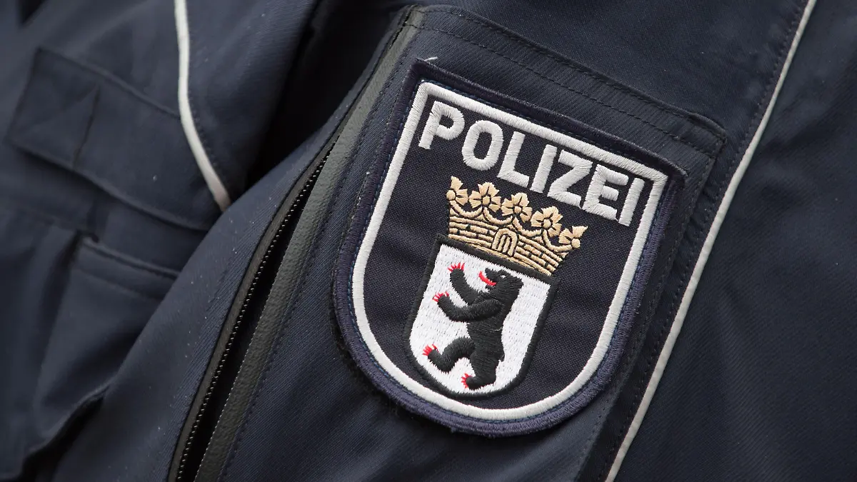 Das Wappen der Berliner Polizei, aufgenommen am 08.04.2015 in Berlin. Foto: Tim Brakemeier/dpa