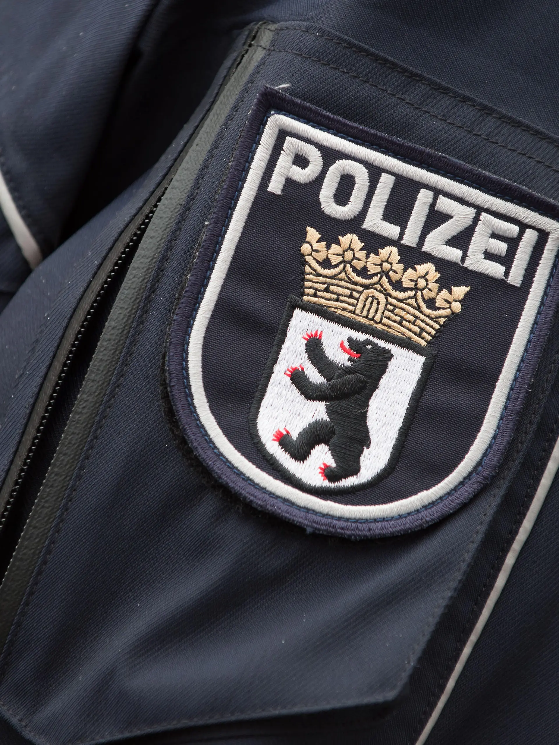 Das Wappen der Berliner Polizei, aufgenommen am 08.04.2015 in Berlin. Foto: Tim Brakemeier/dpa