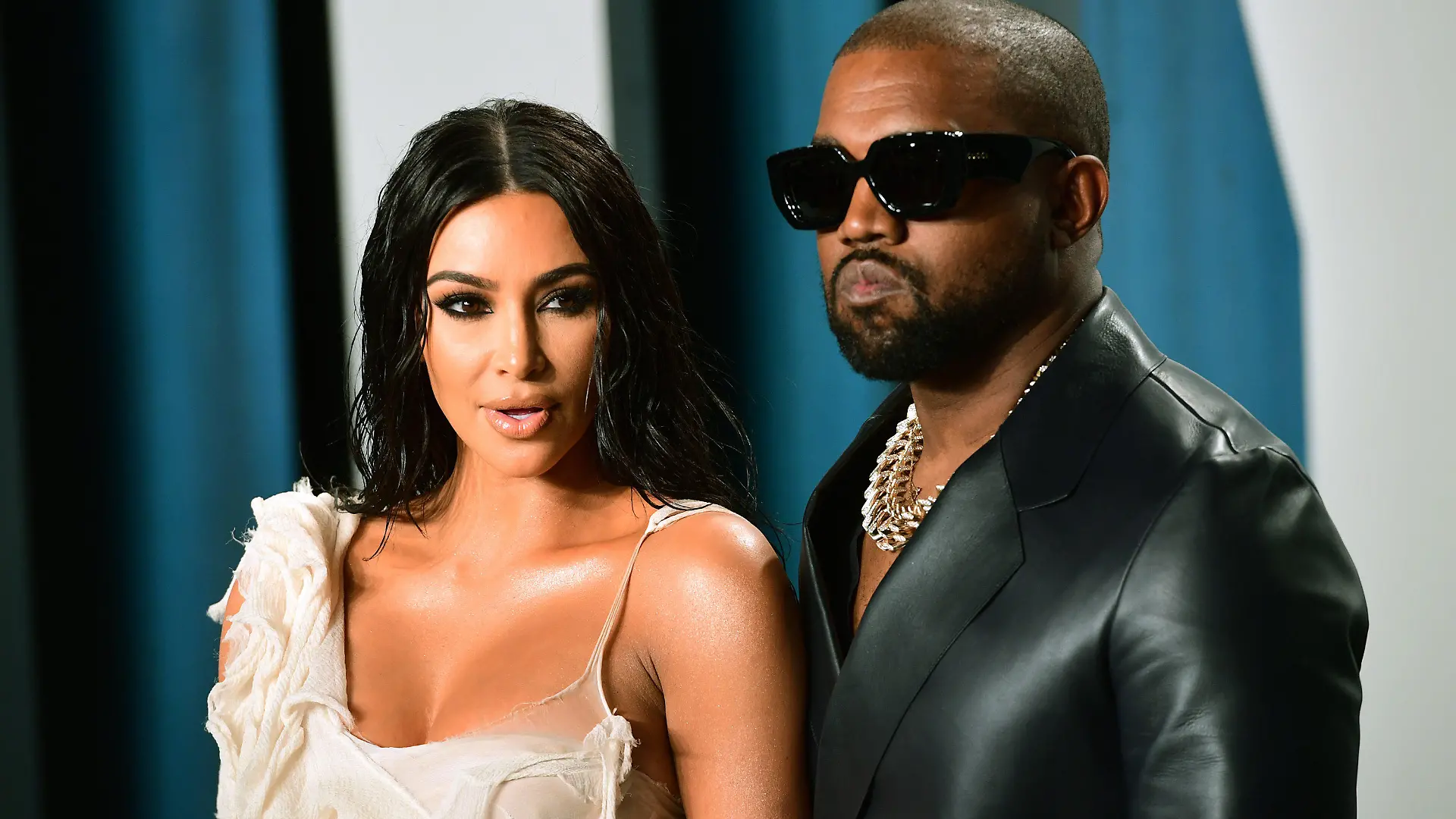 ARCHIV - 10.02.2020, USA, Los Angeles: Kim Kardashian, Reality-TV-Star und Unternehmerin, und ihr Mann Kanye West, Musiker, kommen zu der Oscar-Party von Vanity Fair im Wallis Annenberg Center for the Performing Arts in Beverly Hills. Kim Kardashian hat die Scheidung von Rapper Kanye West eingereicht. Foto: Ian West/PA Wire/dpa +++ dpa-Bildfunk +++