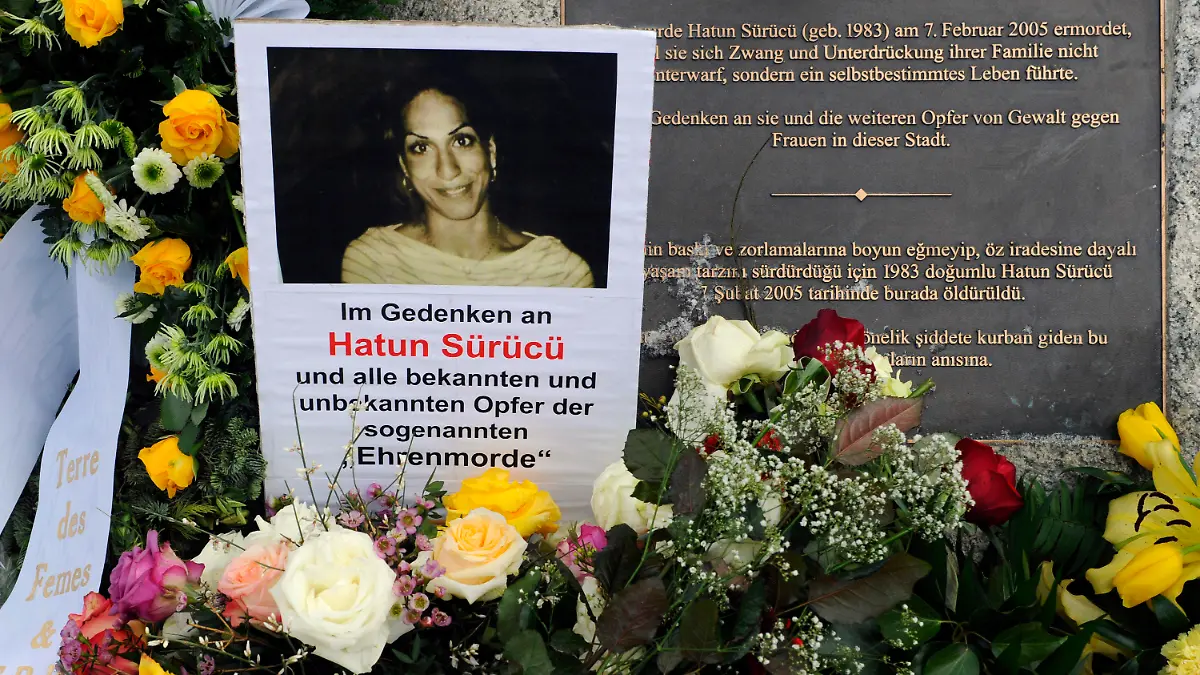 ARCHIV - Blumen und Kränze liegen am Sonntag in Berlin neben einem Gedenkstein für die am 07.02.2005 ermordete Hatun Sürücü (Archivbild vom 07.02.2010). Der ARD-Film "Verlorene Ehre - Der Irrweg der Familie Sürücü, Mittwoch, 27.7., 23.00 Uhr, ARD" zeigt nun in einer aufwendigenSpurensuche die familiären und gesellschaftlichen Hintergründe. Foto: Soeren Stache dpa/lbn (zu dpa lbn Korr. vom 25.07.2011) +++(c) dpa - Bildfunk+++