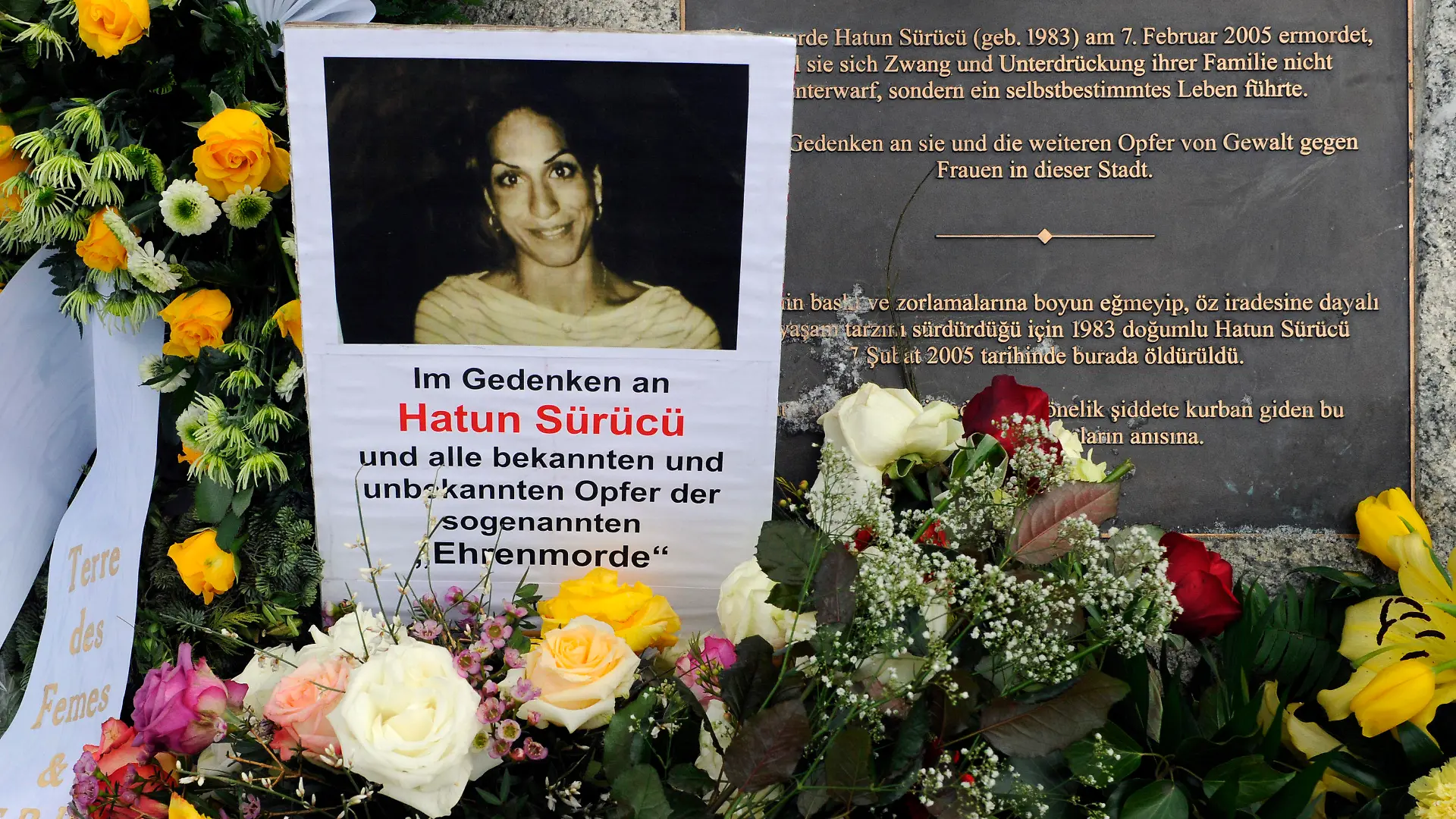 ARCHIV - Blumen und Kränze liegen am Sonntag in Berlin neben einem Gedenkstein für die am 07.02.2005 ermordete Hatun Sürücü (Archivbild vom 07.02.2010). Der ARD-Film "Verlorene Ehre - Der Irrweg der Familie Sürücü, Mittwoch, 27.7., 23.00 Uhr, ARD" zeigt nun in einer aufwendigenSpurensuche die familiären und gesellschaftlichen Hintergründe.  Foto: Soeren Stache dpa/lbn (zu dpa lbn Korr. vom  25.07.2011)  +++(c) dpa - Bildfunk+++