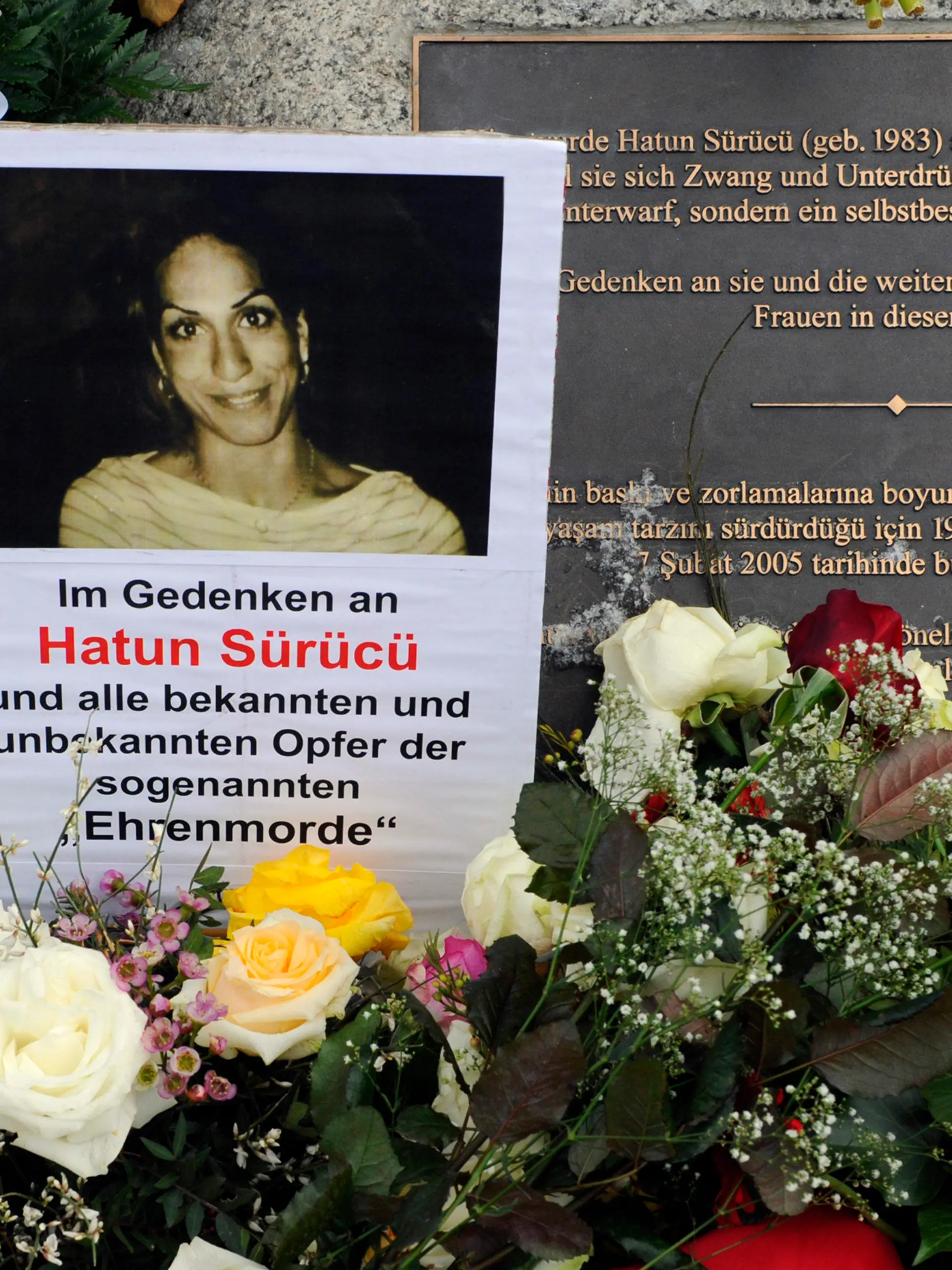 ARCHIV - Blumen und Kränze liegen am Sonntag in Berlin neben einem Gedenkstein für die am 07.02.2005 ermordete Hatun Sürücü (Archivbild vom 07.02.2010). Der ARD-Film "Verlorene Ehre - Der Irrweg der Familie Sürücü, Mittwoch, 27.7., 23.00 Uhr, ARD" zeigt nun in einer aufwendigenSpurensuche die familiären und gesellschaftlichen Hintergründe.  Foto: Soeren Stache dpa/lbn (zu dpa lbn Korr. vom  25.07.2011)  +++(c) dpa - Bildfunk+++