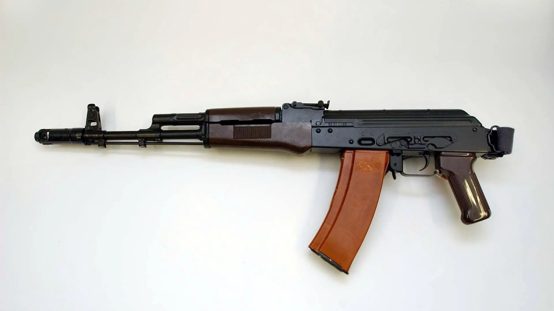 ARCHIV - SYMBOLFOTO - Das Kalaschnikow-Modell AK-47 mit dem markant gekrümmten Magazin gehört zu den am meisten verbreiteten Waffen der Welt, aufgenommen am 30.04.2003 in Hamburg. Im Zuge der Ermittlungen nach den Pariser Terroranschlägen ist nach einem Bericht der «Bild»-Zeitung ein Waffenhändler aus dem baden-württembergischen Magstadt (Kreis Böblingen) verhaftet worden. Die Staatsanwaltschaft Stuttgart bestätigte am Freitag, dass ein Ermittlungsverfahren gegen einen 34 Jahre alten Mann laufe. Foto: Carsten Rehder dpa (zu lsw: «Waffenhändler aus Deutschland verhaftet - Bezüge zu Terror in Paris?» vom 27.11.2015) +++(c) dpa - Bildfunk+++