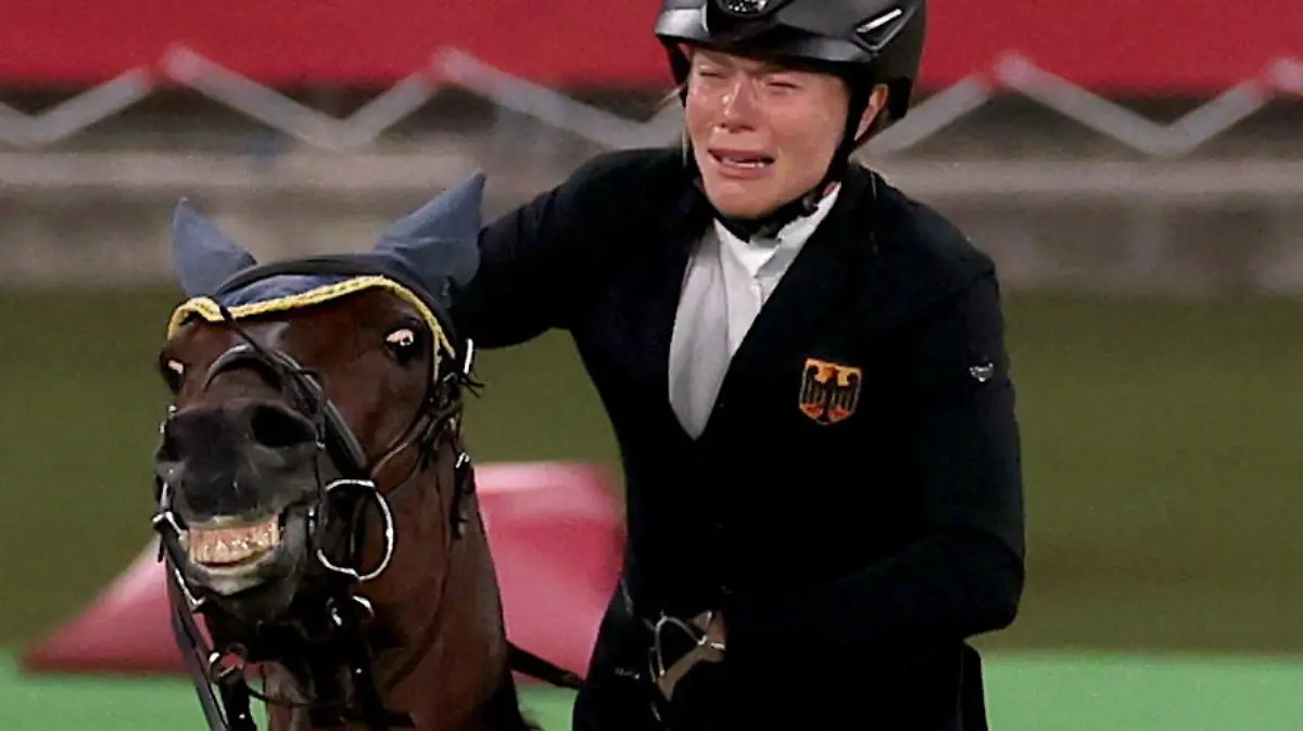 Tokyo 2020 Olympics - Modern Pentathlon - Women's Riding - Tokyo Stadium - Tokyo, Japan - August 6, 2021. Annika Schleu of Germany reacts before being eliminated REUTERS/Ivan Alvarado