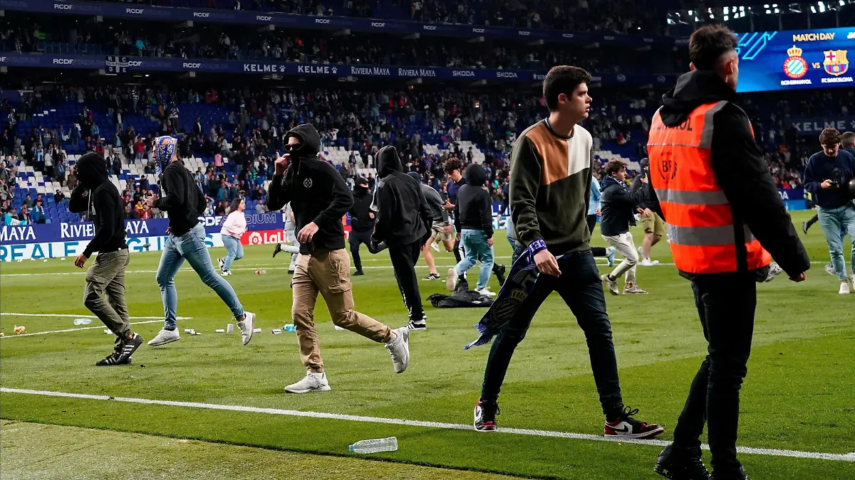 Mandatory Credit: Photo by Pressinphoto/Shutterstock 13913551v RCD Espanyol fans invading the field at full time RCD Espanyol v FC Barcelona, Barca La Liga, date 34. Football, RCDE Stadium, Barcelona, Spain - 14 May 2023 EDITORIAL USE ONLY No use with unauthorised audio, video, data, fixture lists outside the EU, club/league logos or live services. Online in-match use limited to 45 images 15 in extra time. No use to emulate moving images. No use in betting, games or single club/league/player publications/services. RCD Espanyol v FC Barcelona, La Liga, date 34. Football, RCDE Stadium, Barcelona, Spain - 14 May 2023 EDITORIAL USE ONLY No use with unauthorised audio, video, data, fixture lists outside the EU, club/league logos or live services. Online in-match use limited to 45 images 15 in extra time. No use to emulate moving images. No use in betting, games or PUBLICATIONxINxGERxSUIxAUTxHUNxGRExMLTxCYPxROUxBULxUAExKSAxONLY Copyright: xPressinphoto/Shutterstockx 13913551v