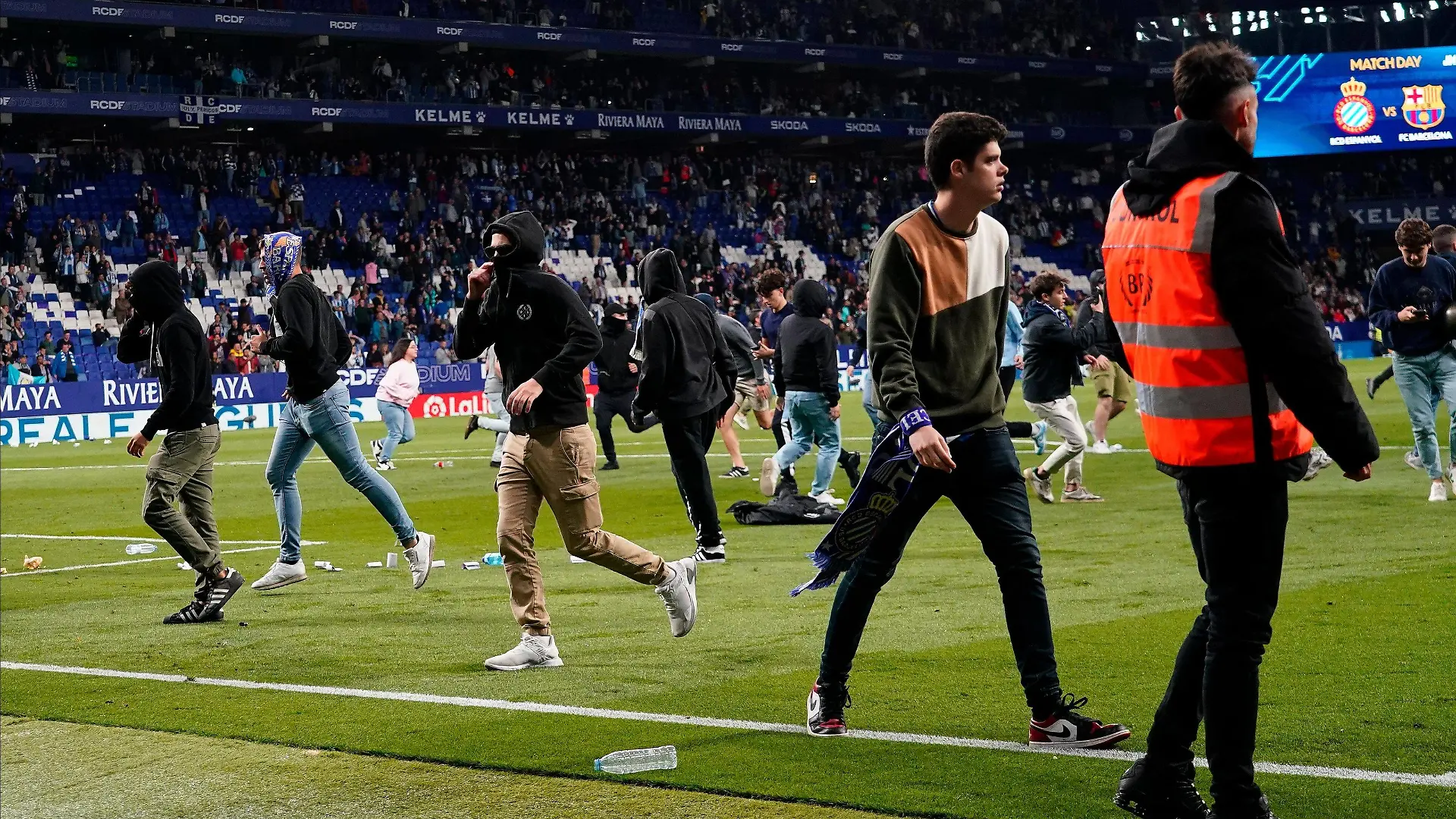 Mandatory Credit: Photo by Pressinphoto/Shutterstock 13913551v RCD Espanyol fans invading the field at full time RCD Espanyol v FC Barcelona, Barca La Liga, date 34. Football, RCDE Stadium, Barcelona, Spain - 14 May 2023 EDITORIAL USE ONLY No use with unauthorised audio, video, data, fixture lists outside the EU, club/league logos or live services. Online in-match use limited to 45 images 15 in extra time. No use to emulate moving images. No use in betting, games or single club/league/player publications/services. RCD Espanyol v FC Barcelona, La Liga, date 34. Football, RCDE Stadium, Barcelona, Spain - 14 May 2023 EDITORIAL USE ONLY No use with unauthorised audio, video, data, fixture lists outside the EU, club/league logos or live services. Online in-match use limited to 45 images 15 in extra time. No use to emulate moving images. No use in betting, games or PUBLICATIONxINxGERxSUIxAUTxHUNxGRExMLTxCYPxROUxBULxUAExKSAxONLY Copyright: xPressinphoto/Shutterstockx 13913551v