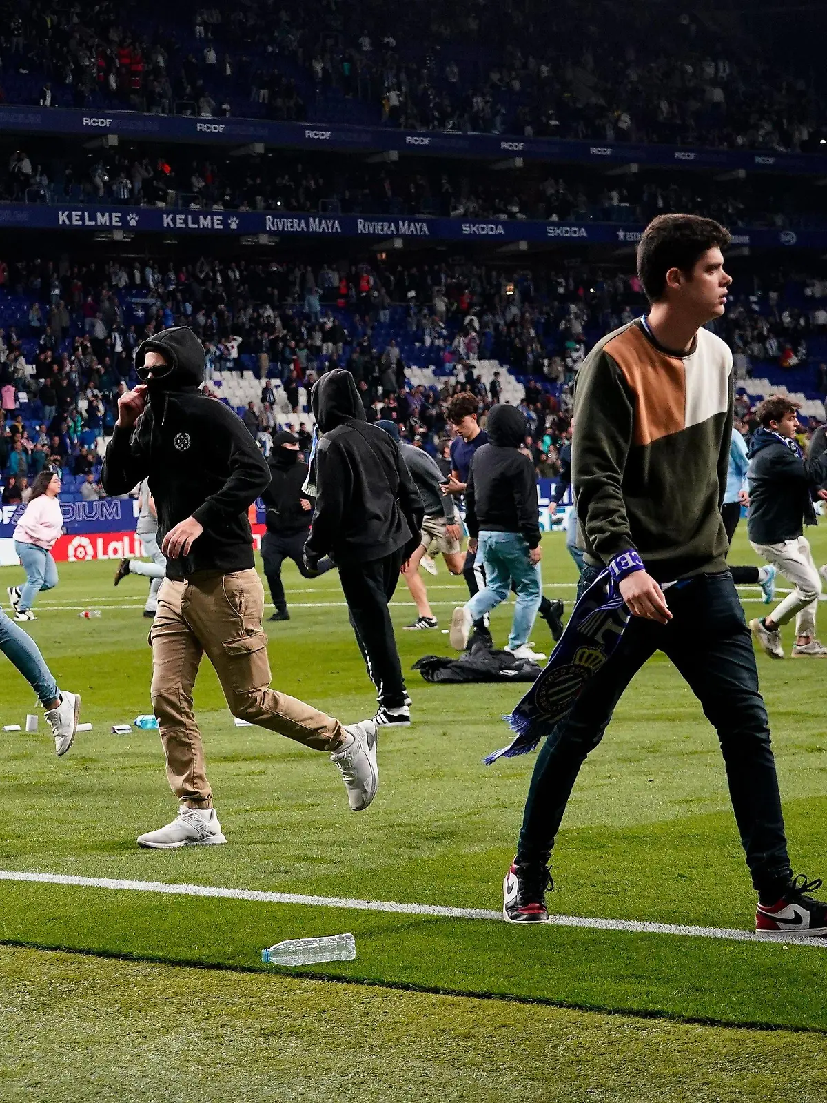 Mandatory Credit: Photo by Pressinphoto/Shutterstock 13913551v RCD Espanyol fans invading the field at full time RCD Espanyol v FC Barcelona, Barca La Liga, date 34. Football, RCDE Stadium, Barcelona, Spain - 14 May 2023 EDITORIAL USE ONLY No use with unauthorised audio, video, data, fixture lists outside the EU, club/league logos or live services. Online in-match use limited to 45 images 15 in extra time. No use to emulate moving images. No use in betting, games or single club/league/player publications/services. RCD Espanyol v FC Barcelona, La Liga, date 34. Football, RCDE Stadium, Barcelona, Spain - 14 May 2023 EDITORIAL USE ONLY No use with unauthorised audio, video, data, fixture lists outside the EU, club/league logos or live services. Online in-match use limited to 45 images 15 in extra time. No use to emulate moving images. No use in betting, games or PUBLICATIONxINxGERxSUIxAUTxHUNxGRExMLTxCYPxROUxBULxUAExKSAxONLY Copyright: xPressinphoto/Shutterstockx 13913551v