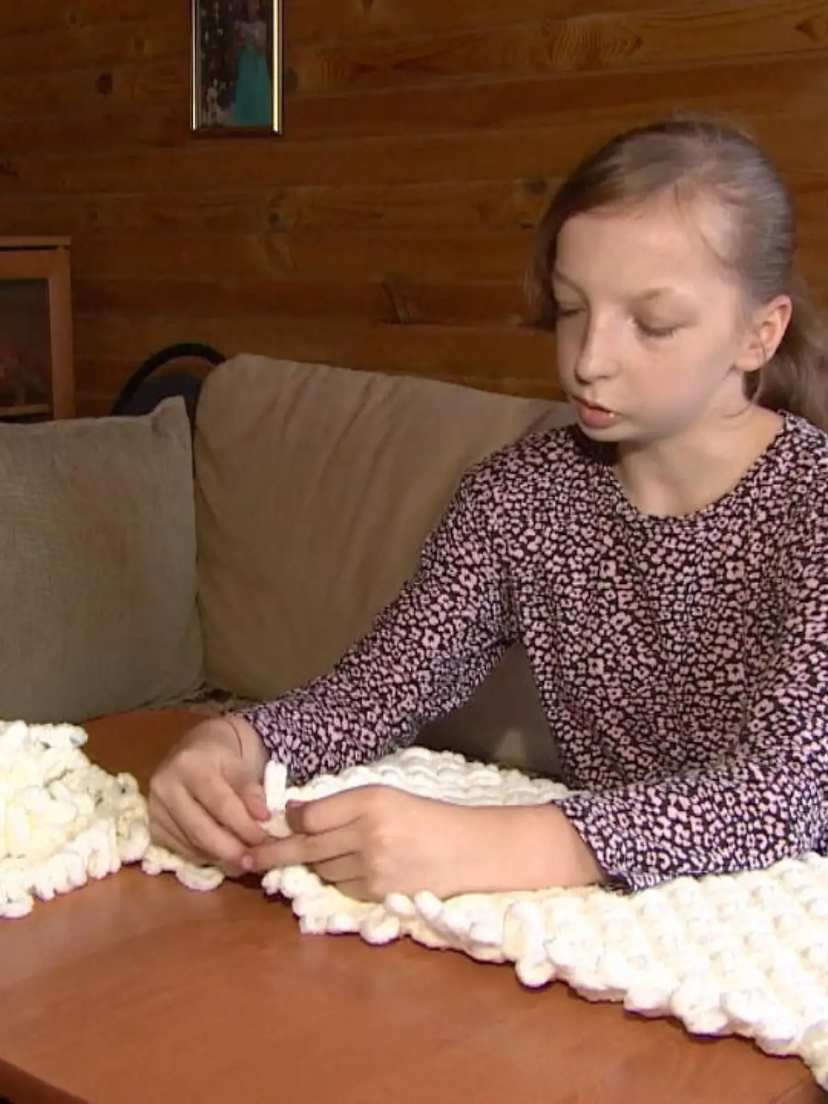 Bild zu: "Irina (12) strickt Decken für eine OP"