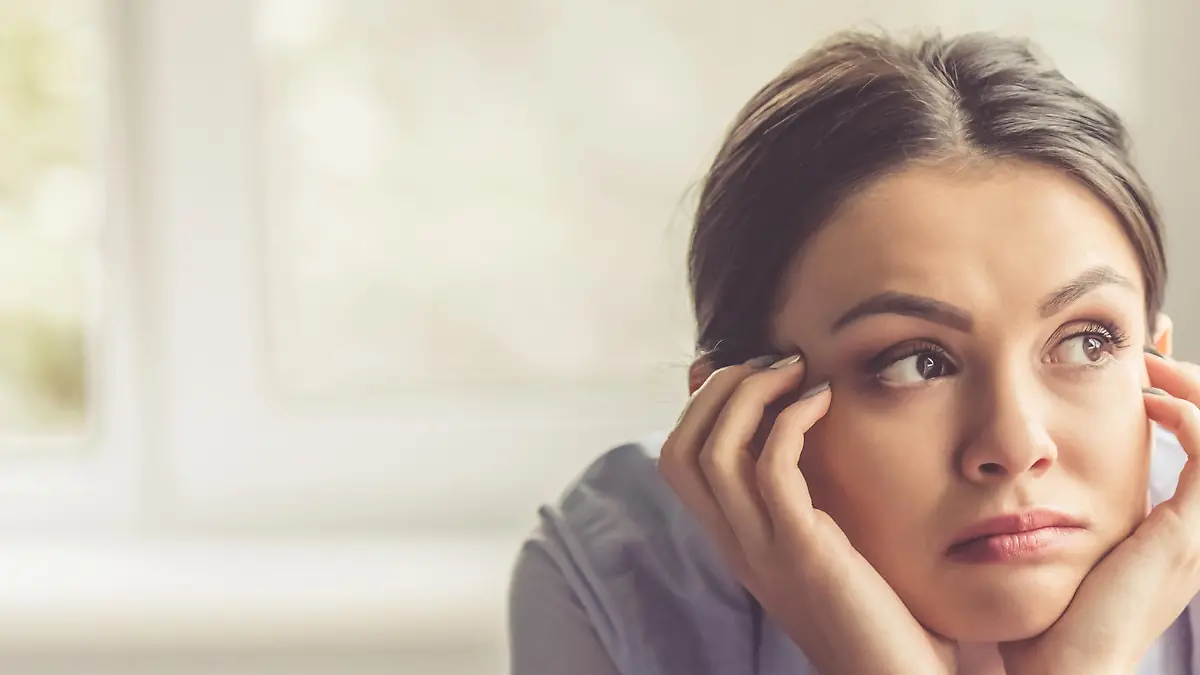 Frau hat keine Lust zu bügeln. Haushalt nervt