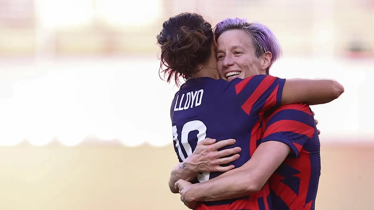 Tokyo 2020 Olympics - Soccer Football - Women - Bronze medal match - Australia v United States - Ibaraki Kashima Stadium, Ibaraki, Japan - August 5, 2021. Megan Rapinoe of the United States celebrates scoring their second goal with Carli Lloyd of the United States REUTERS/Edgar Su