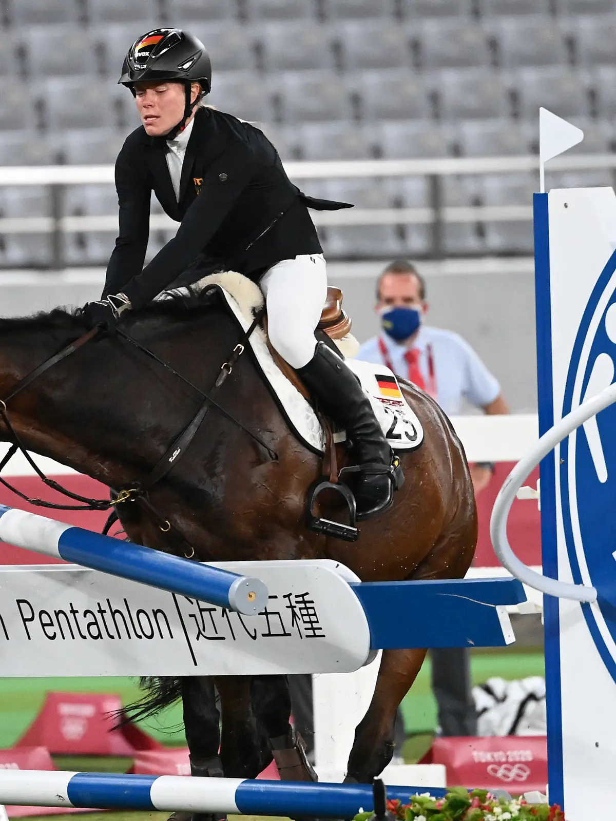 06.08.2021, Japan, Tokio: Moderner Fünfkampf: Olympia, Einzel, Frauen, Springreiten im Tokyo Stadium. Das Pferd Saint Boy von Annika Schleu aus Deutschland verweigert den Sprung. Foto: Marijan Murat/dpa +++ dpa-Bildfunk +++