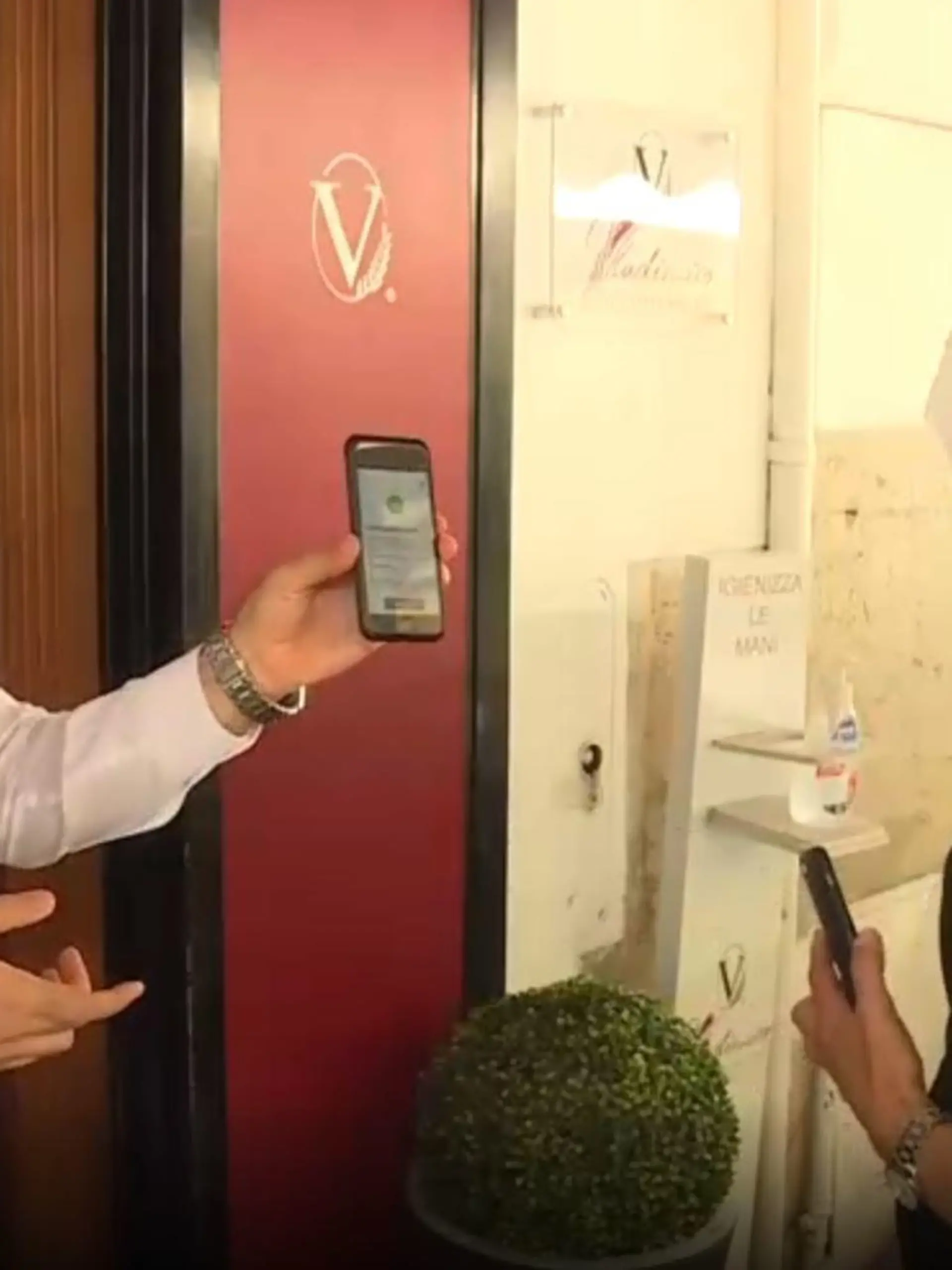 Kontrolle des "Grünen Impfpasses" in einem Restaurant in Rom