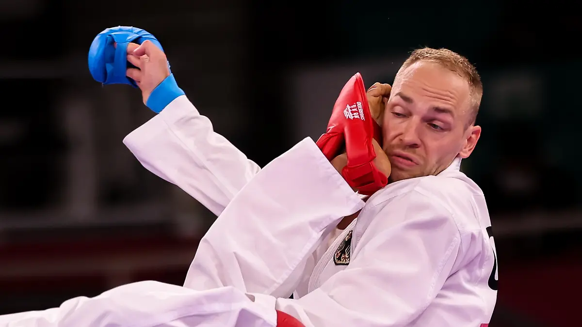 06.08.2021, Japan, Tokio: Karate: Olympia, Männer, Finalrunde, 75kg/Kumite im Nippon Budokan. Noah Bitsch (r) aus Deutschland in Aktion gegen Yahiro Tsuneari aus Australien. Foto: Jan Woitas/dpa +++ dpa-Bildfunk +++
